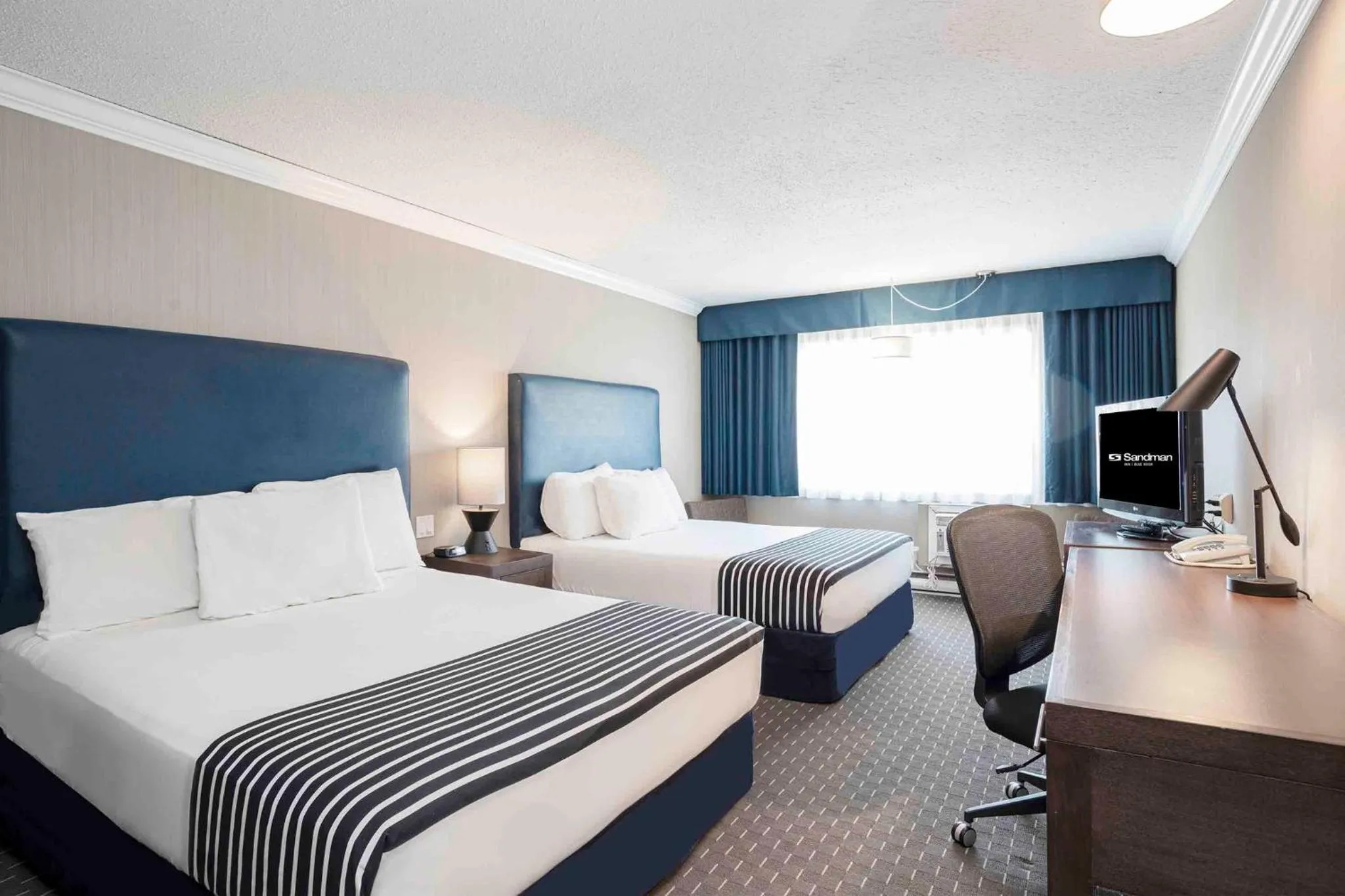 Photo of the whole room, Bed in Sandman Inn Blue River