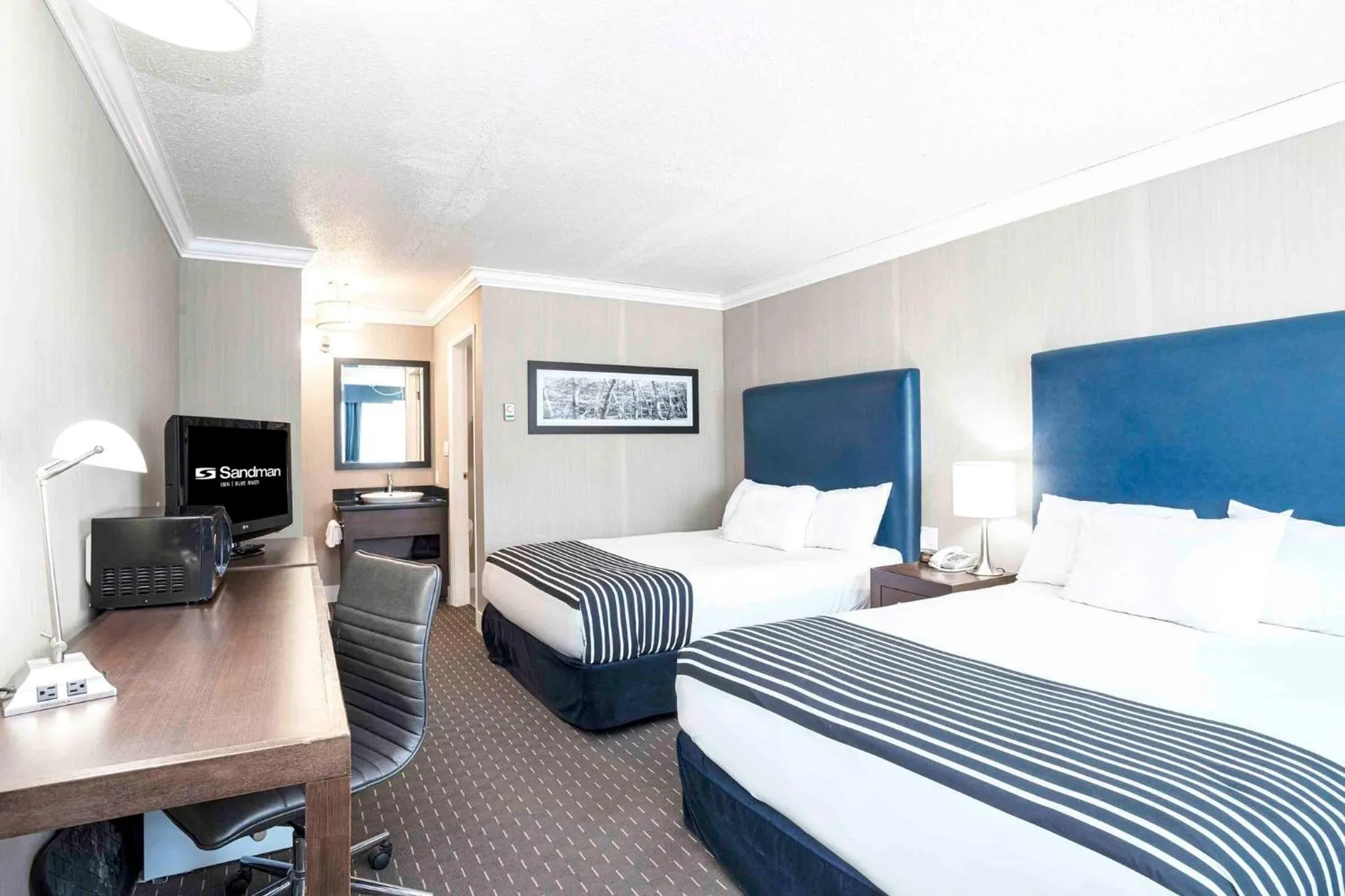 Bedroom, Bed in Sandman Inn Blue River