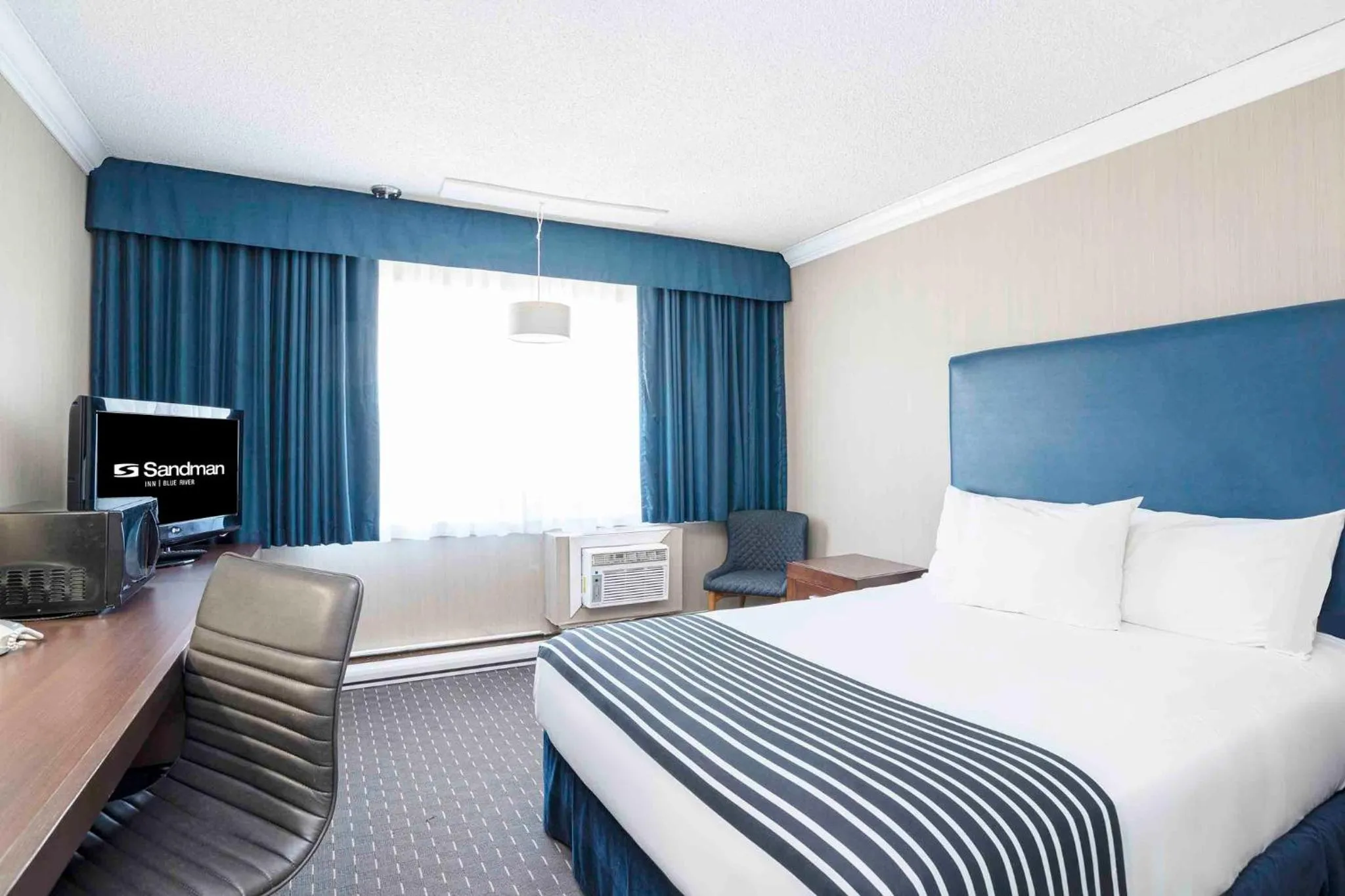 Bedroom, Bed in Sandman Inn Blue River