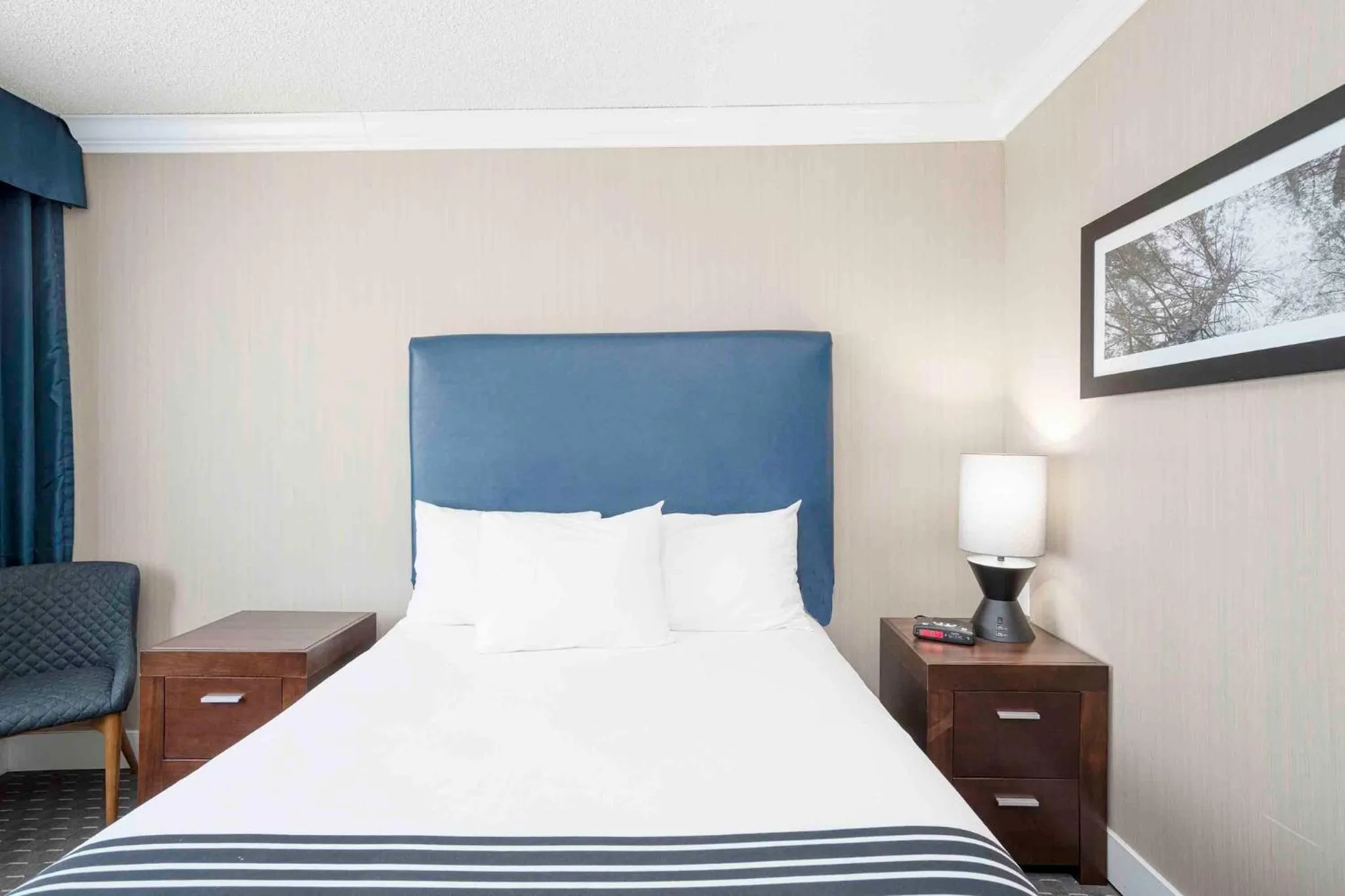 Bedroom, Bed in Sandman Inn Blue River