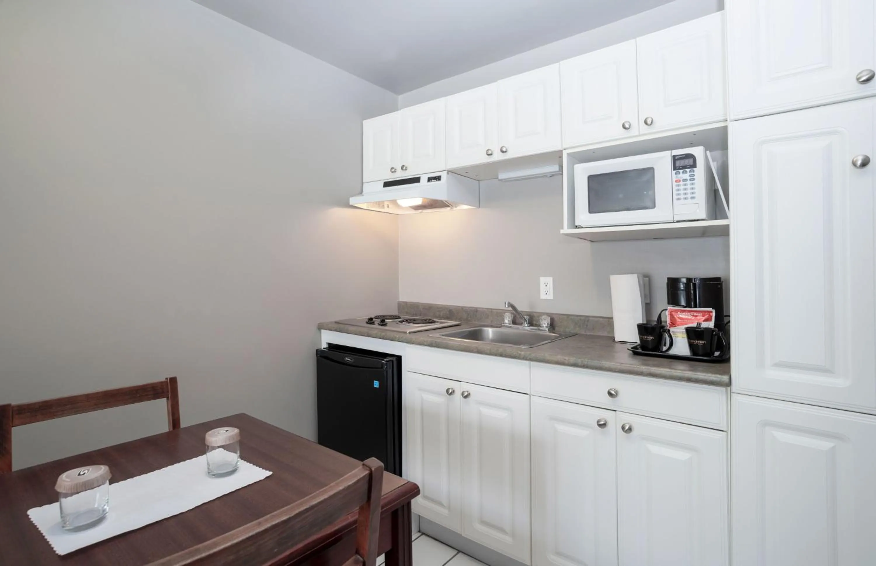 Kitchen or kitchenette in Sandman Inn Cache Creek