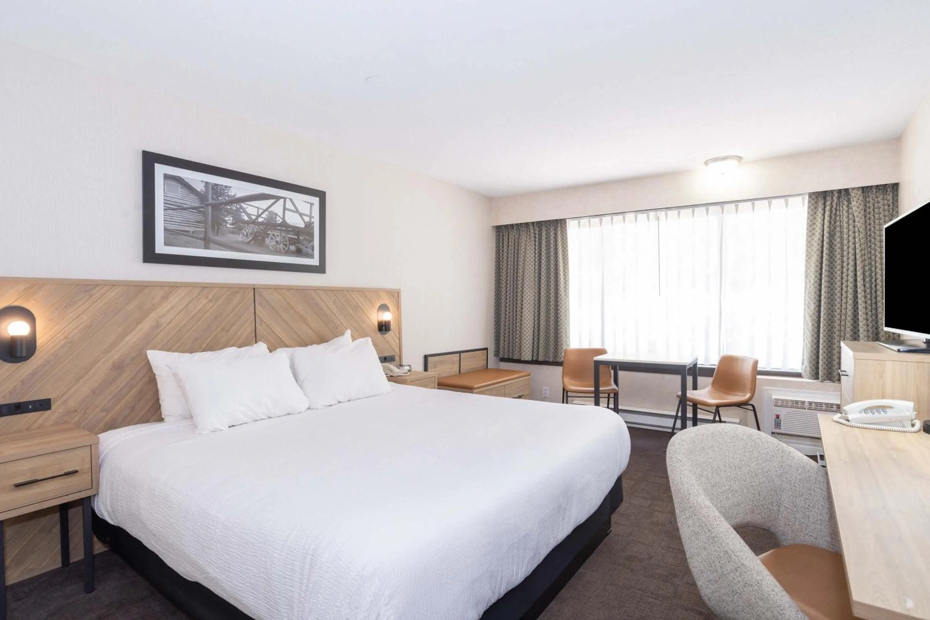 Photo of the whole room, Bed in Sandman Hotel Castlegar