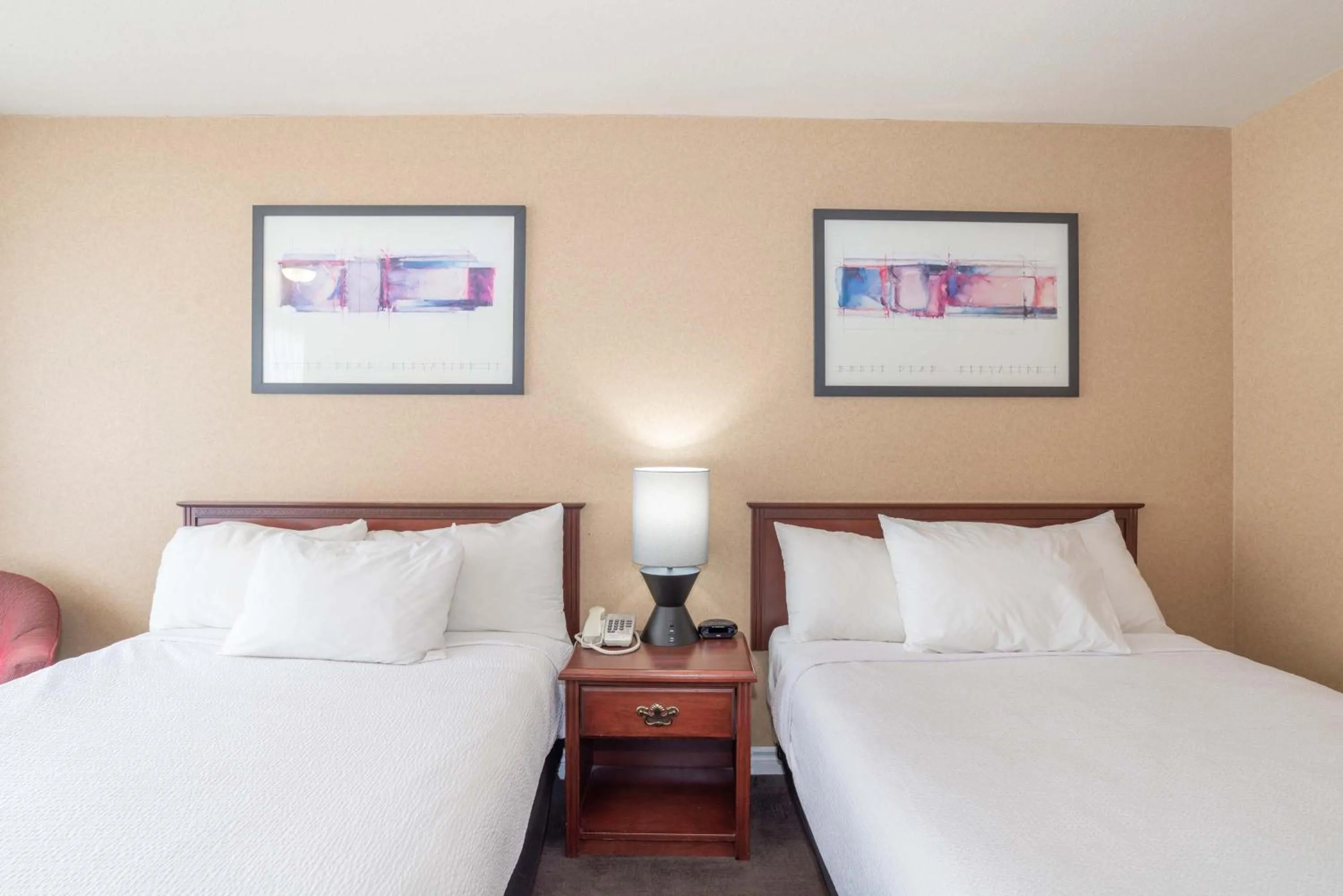 Photo of the whole room, Bed in Sandman Hotel Castlegar