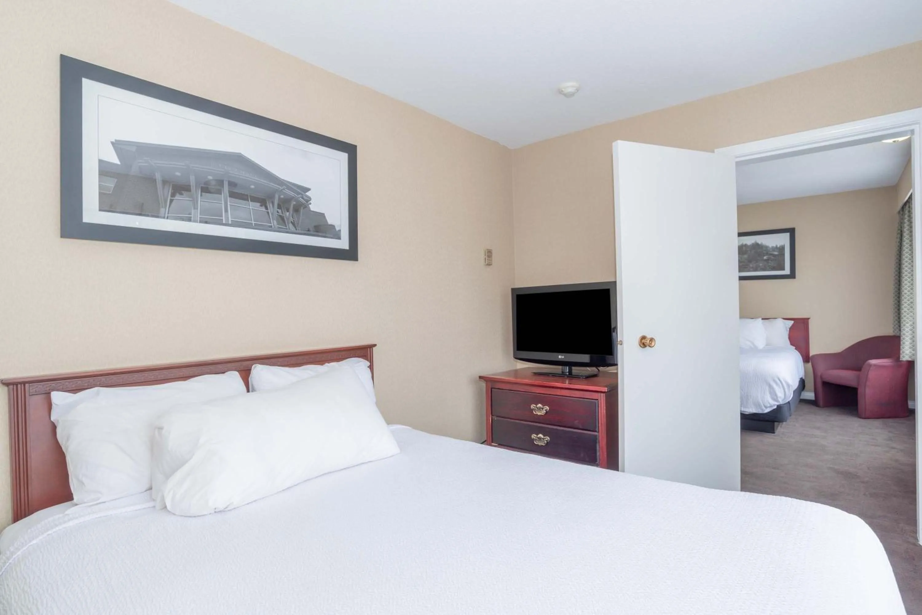 Photo of the whole room, Bed in Sandman Hotel Castlegar