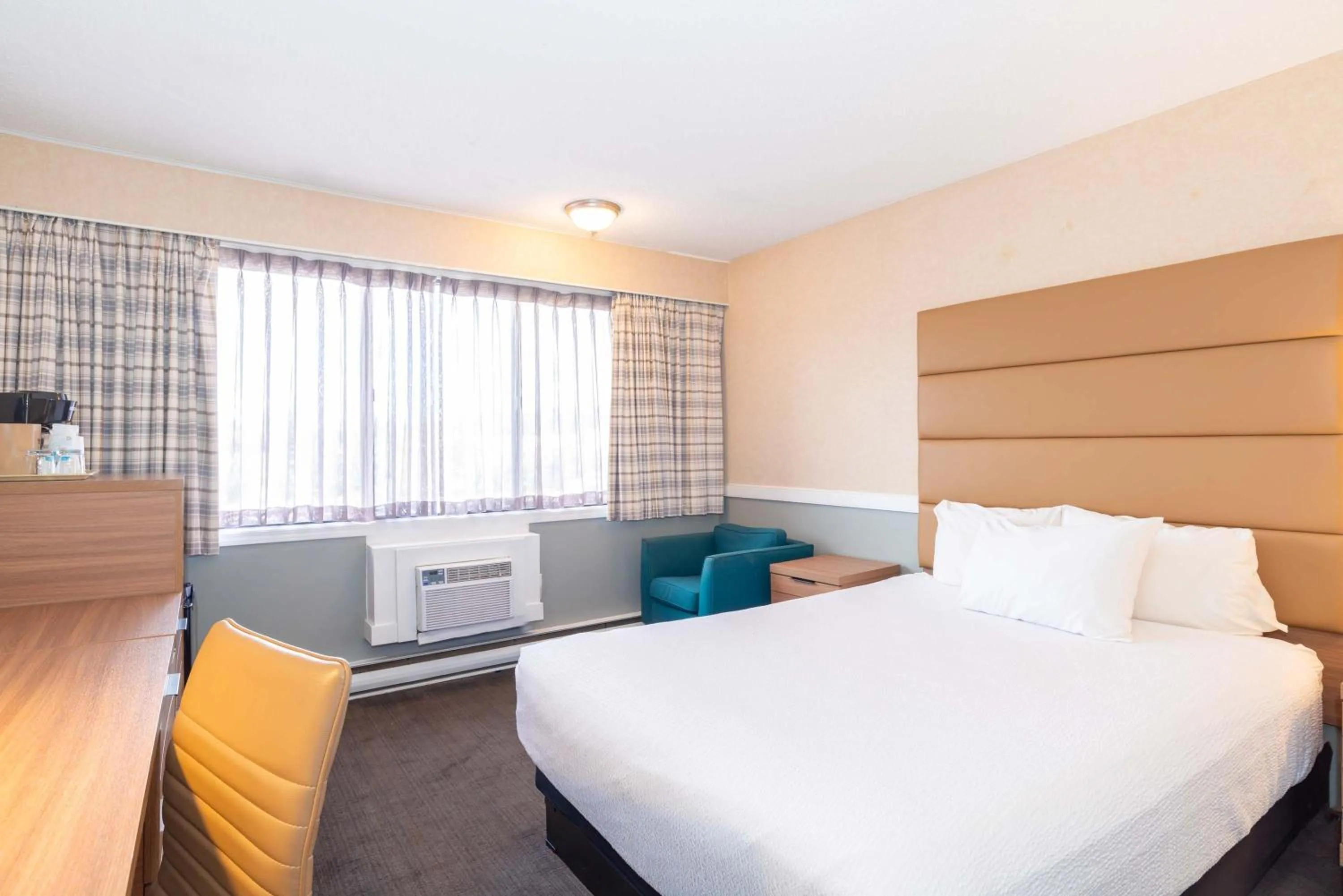 Photo of the whole room, Bed in Sandman Hotel Cranbrook