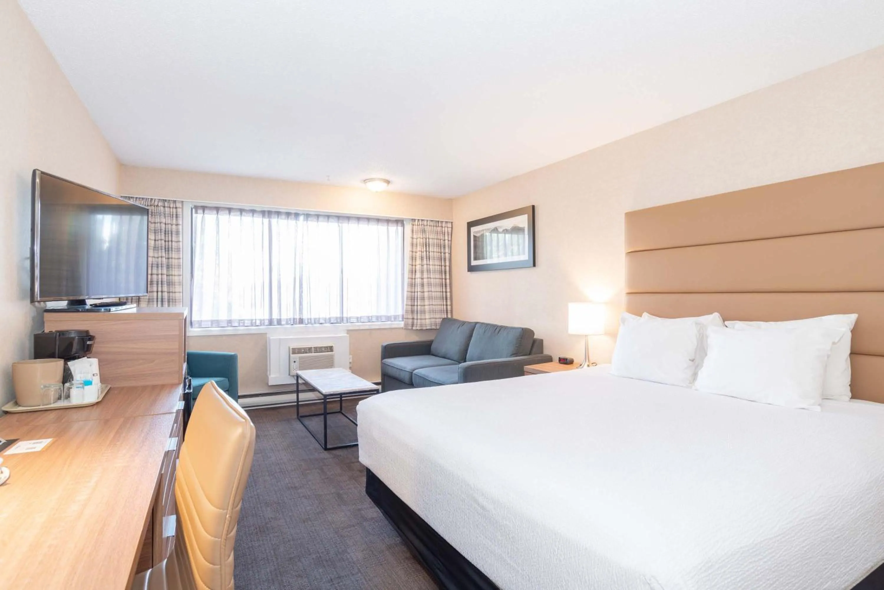 Photo of the whole room, Bed in Sandman Hotel Cranbrook