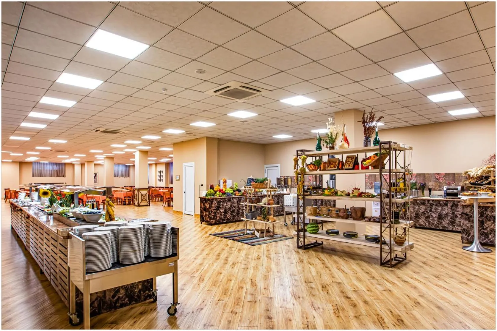 Restaurant/places to eat in Ani Grand Hotel Yerevan