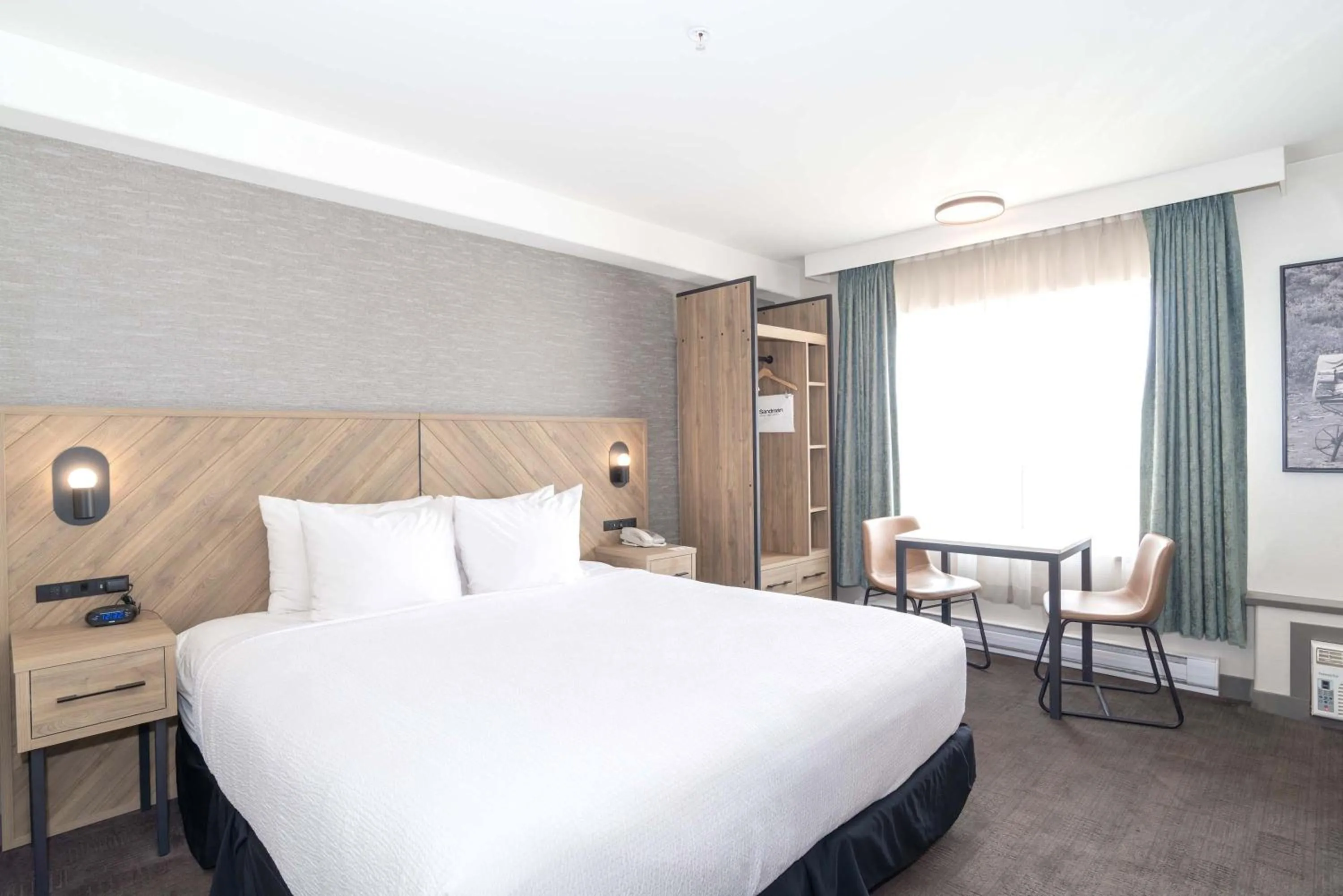 Photo of the whole room, Bed in Sandman Hotel Quesnel