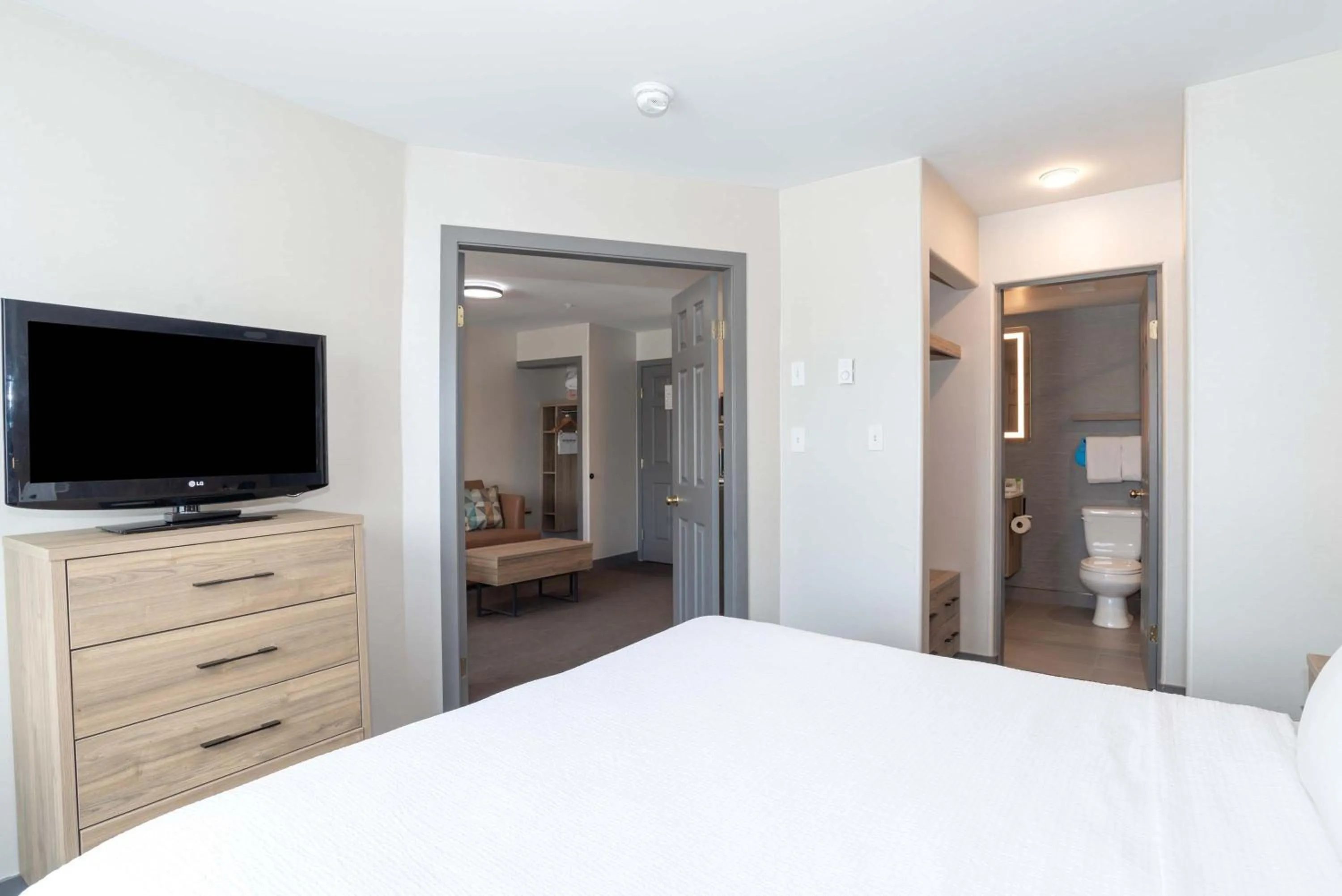 Photo of the whole room, Bed in Sandman Hotel Quesnel