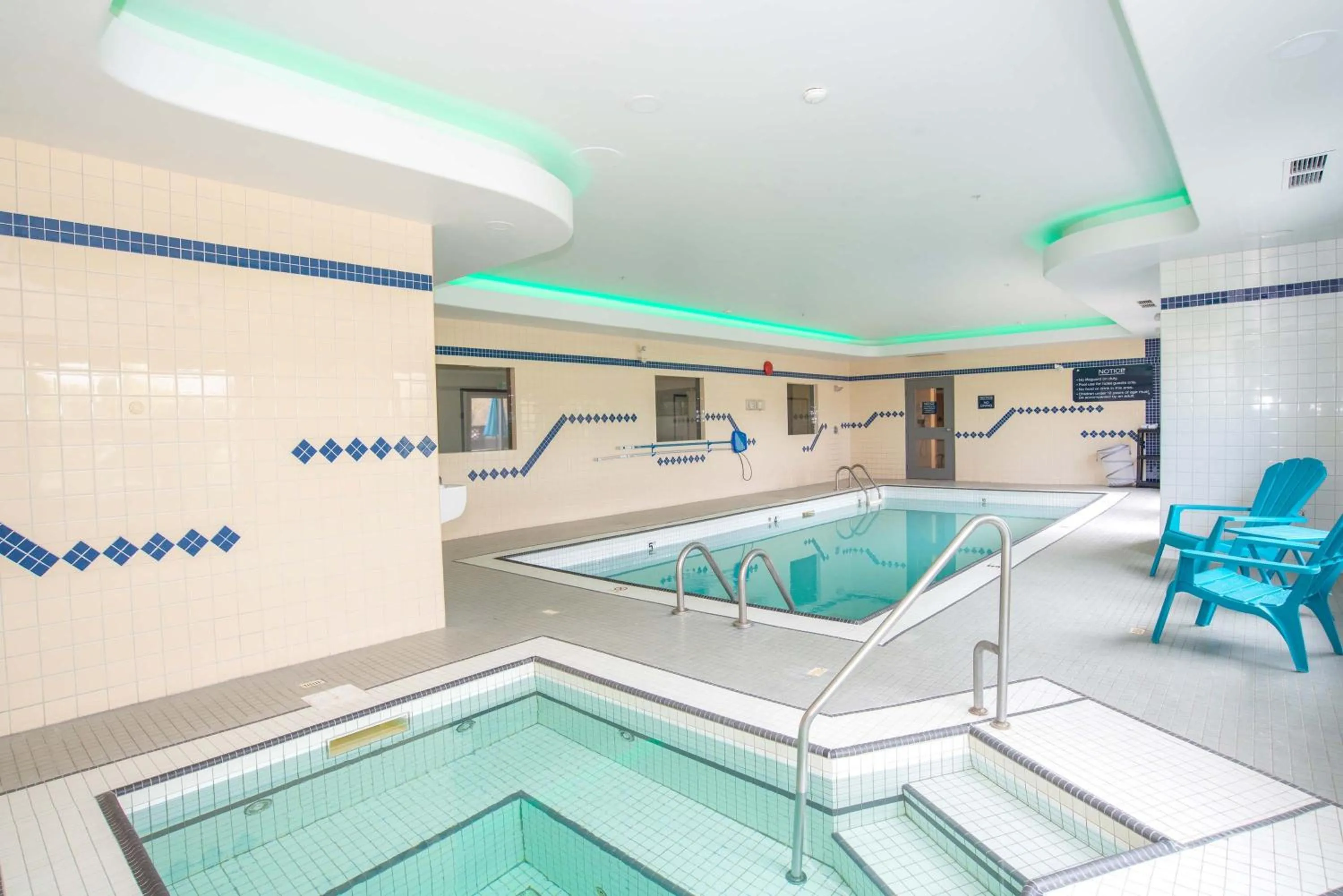 Swimming pool in Sandman Hotel Quesnel