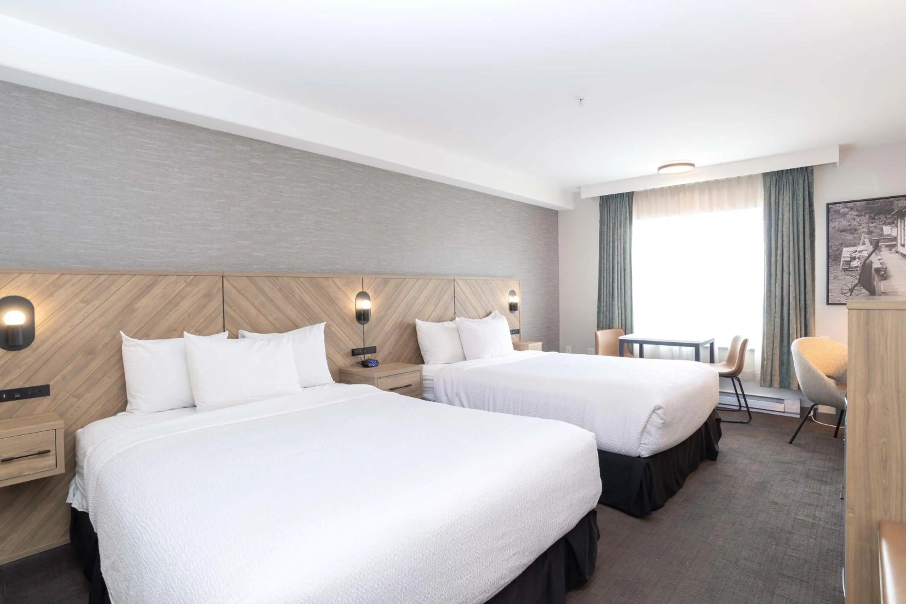 Photo of the whole room, Bed in Sandman Hotel Quesnel