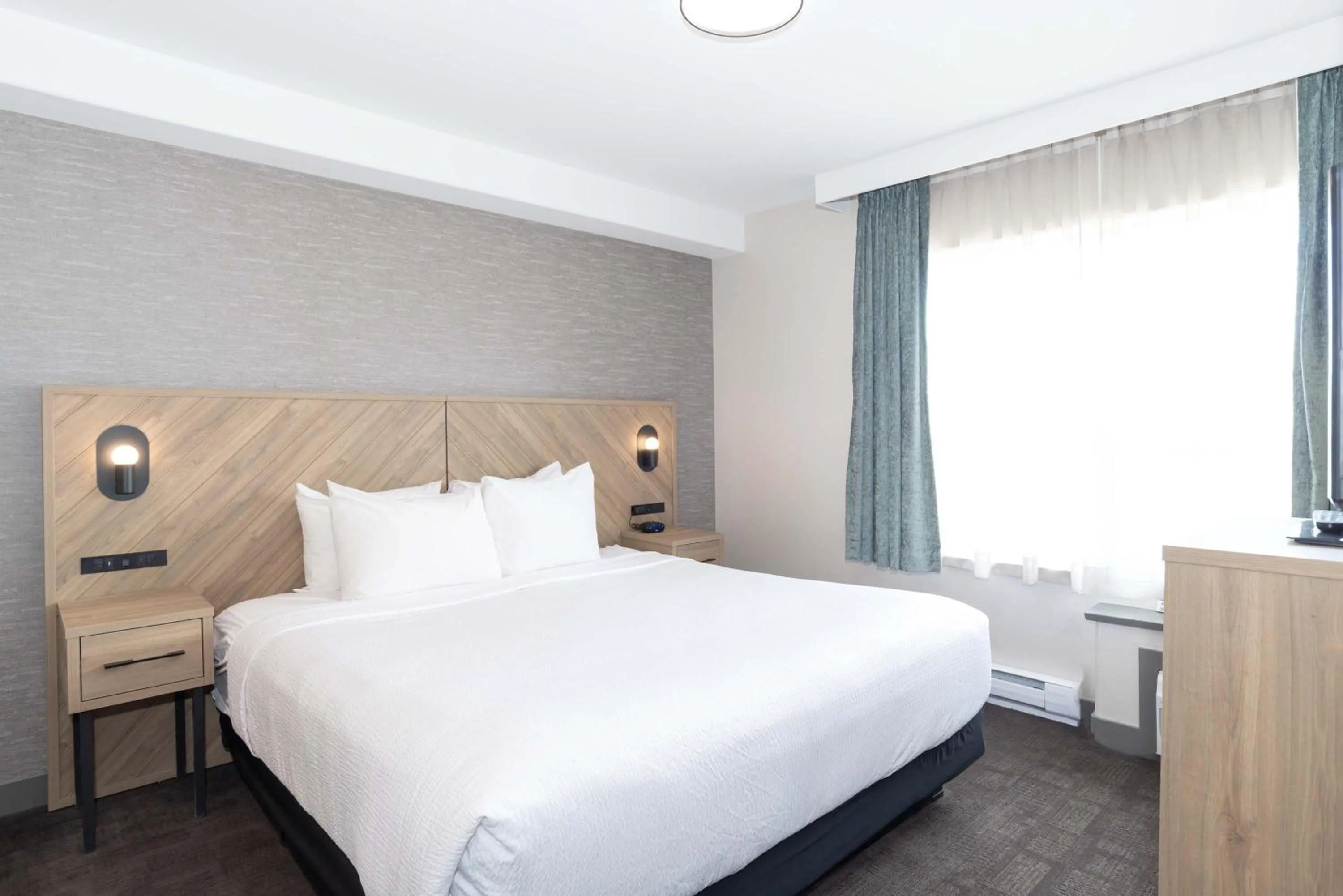 Photo of the whole room, Bed in Sandman Hotel Quesnel