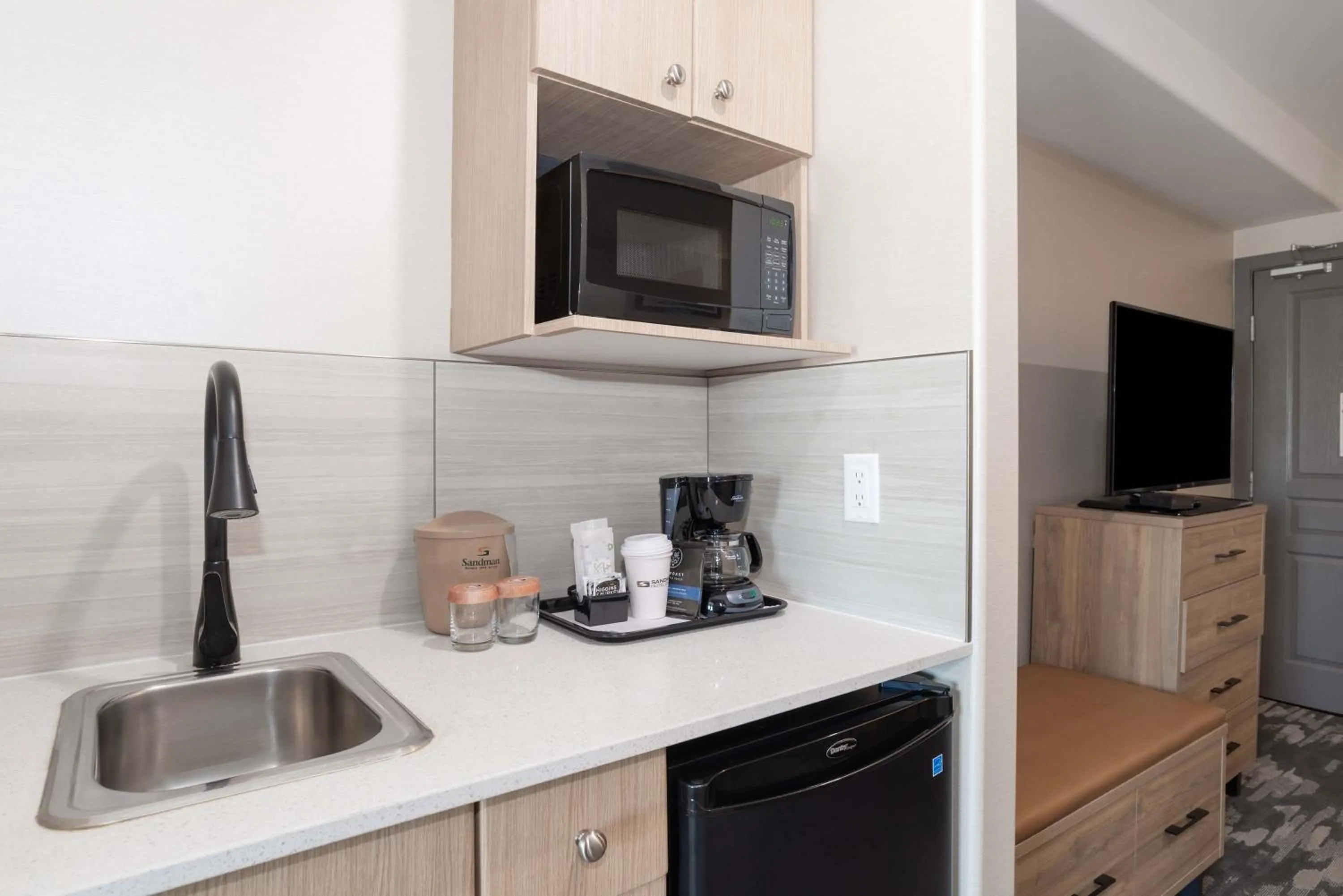 Kitchen or kitchenette in Sandman Hotel Quesnel