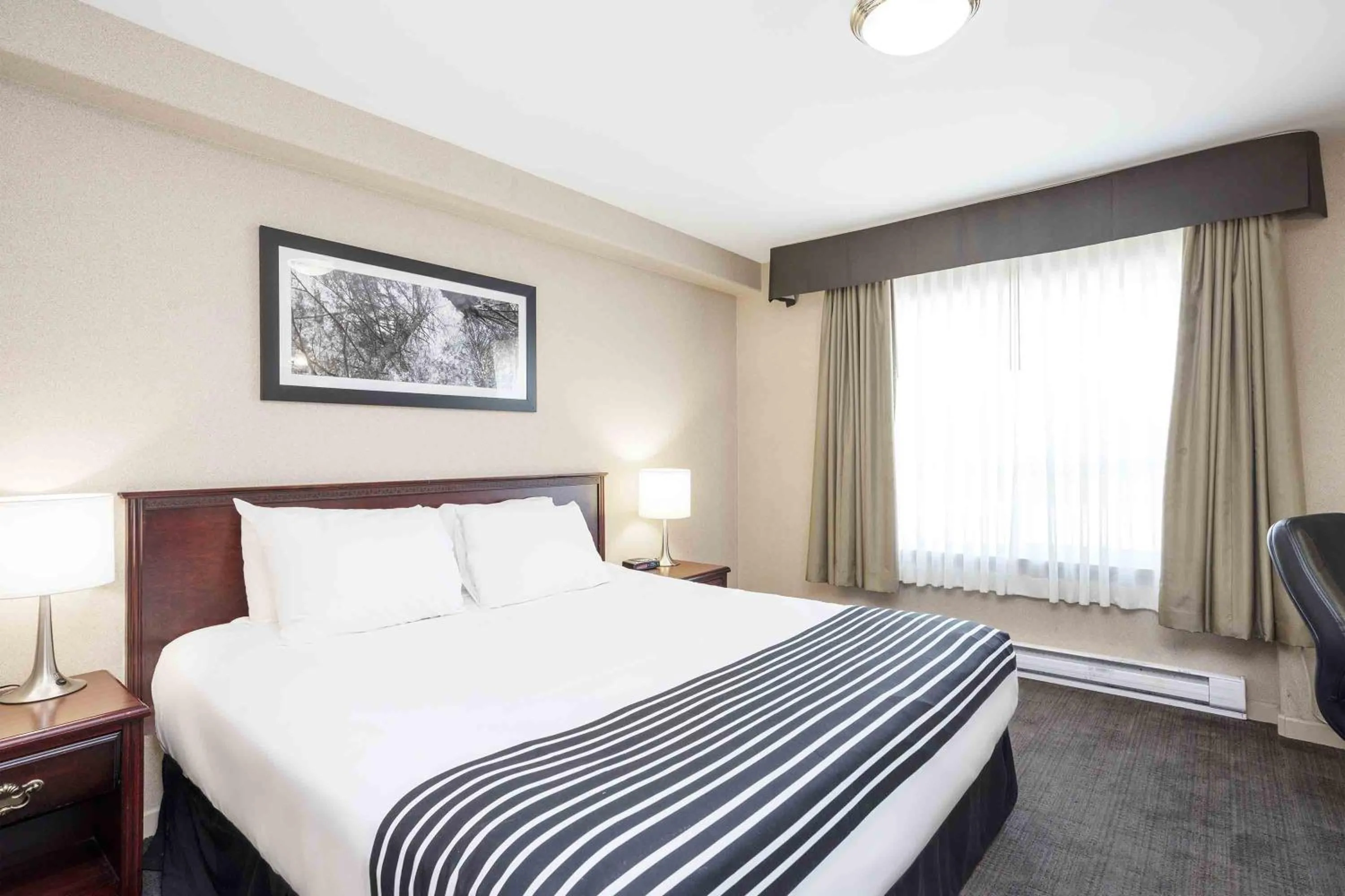 Photo of the whole room, Bed in Sandman Hotel Quesnel