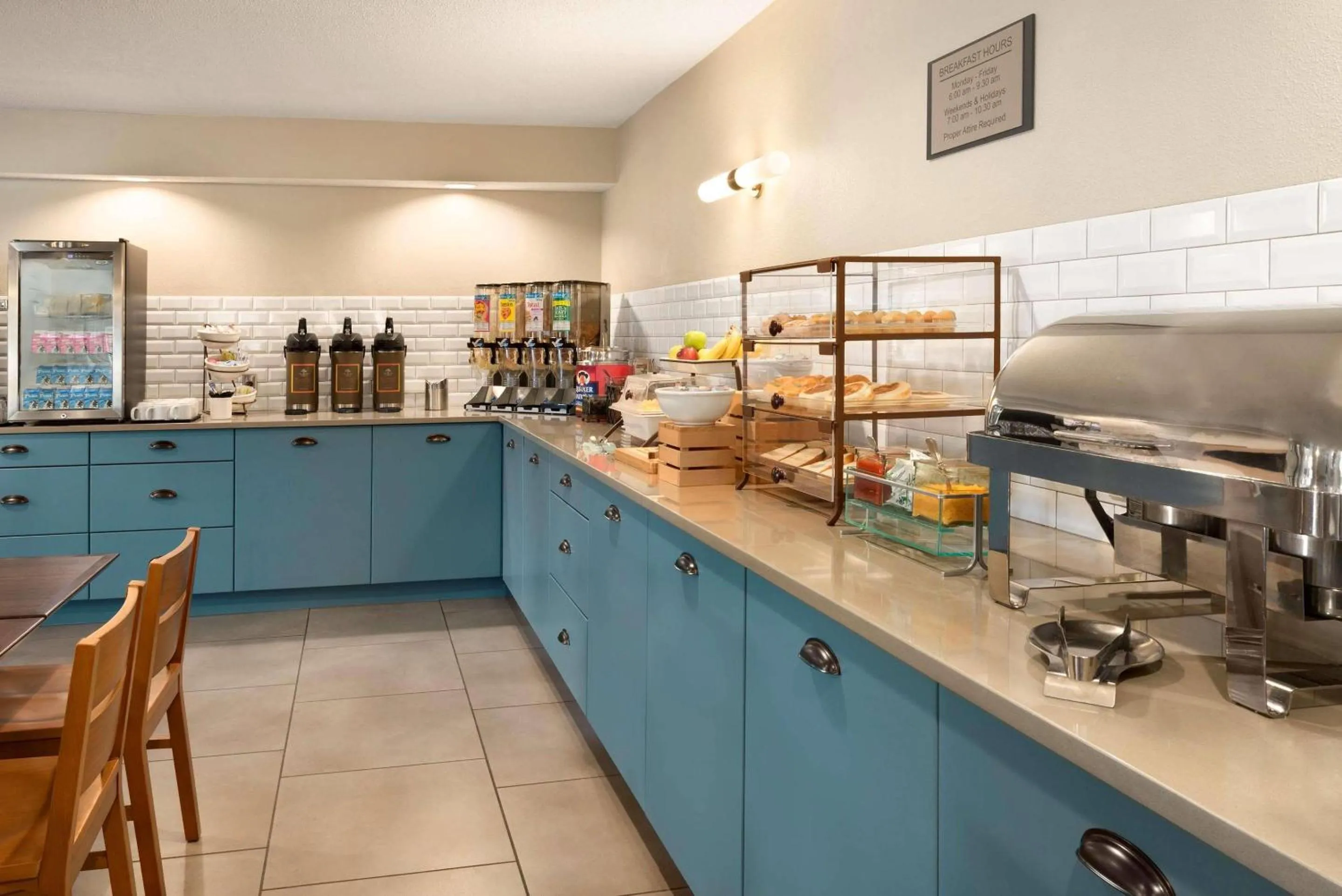 Breakfast in Country Inn & Suites by Radisson, Chippewa Falls, WI