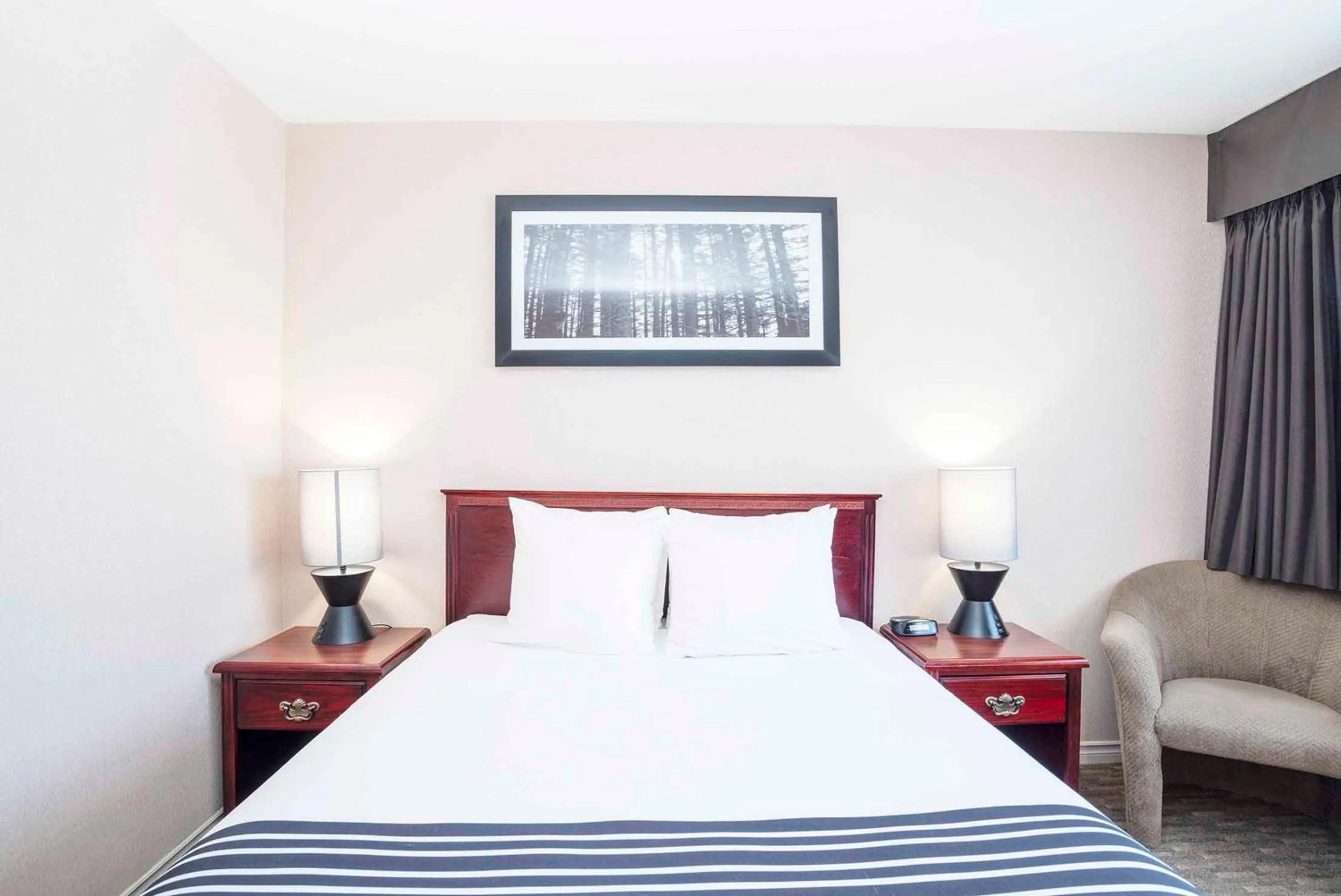 Photo of the whole room, Bed in Sandman Inn Smithers