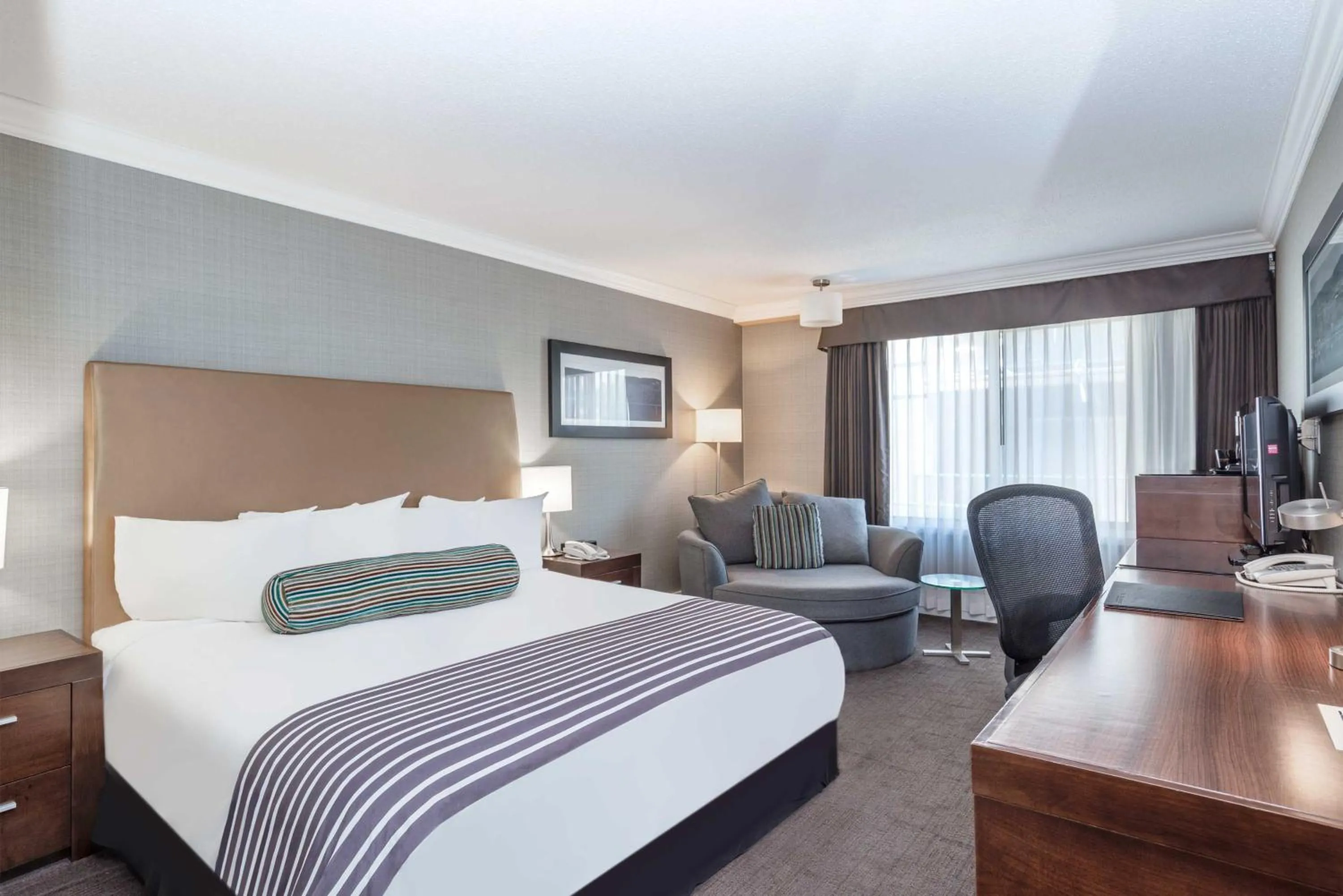 Photo of the whole room, Bed in Sandman Hotel Vernon