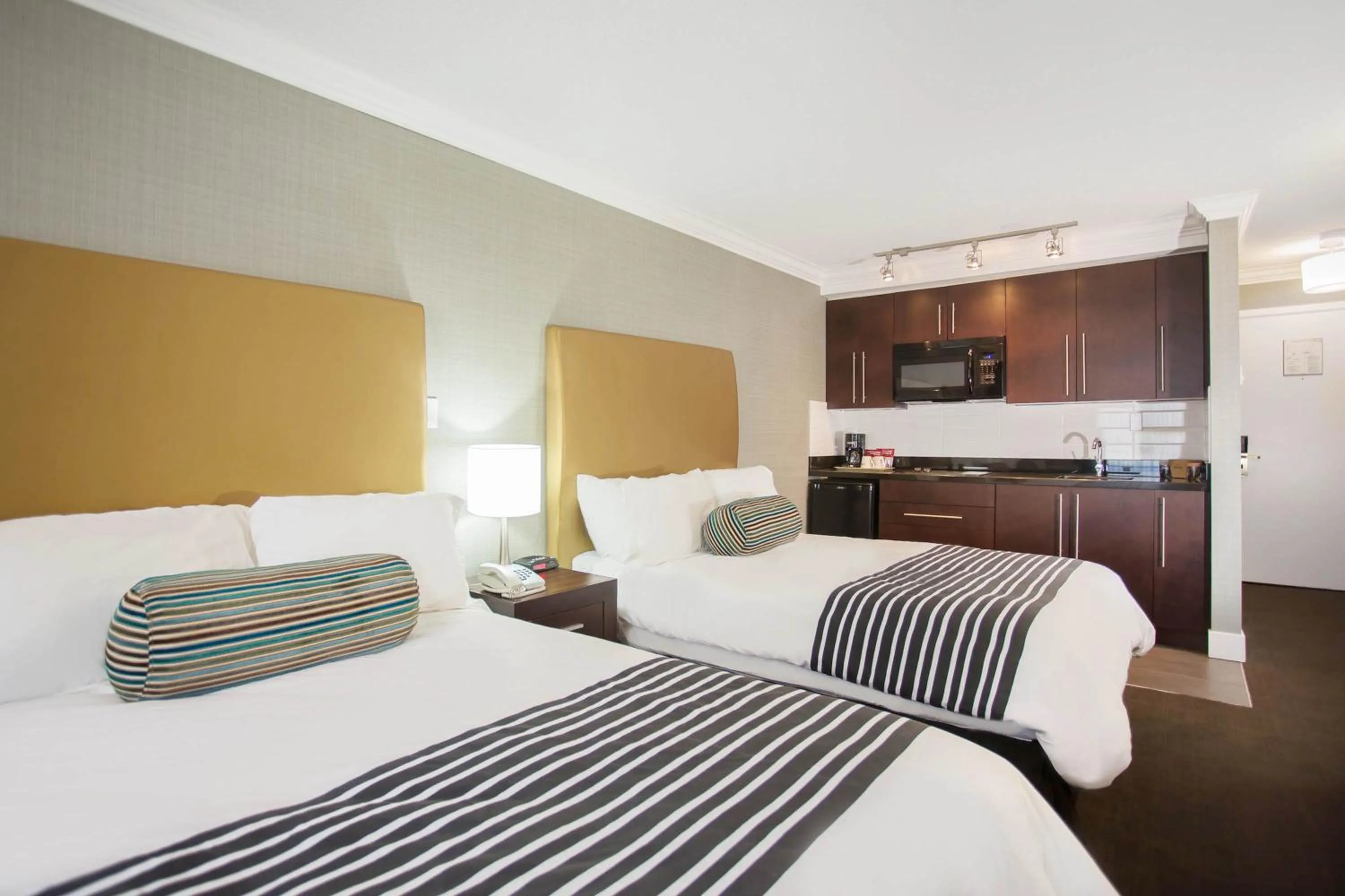 Kitchen or kitchenette, Bed in Sandman Hotel Vernon