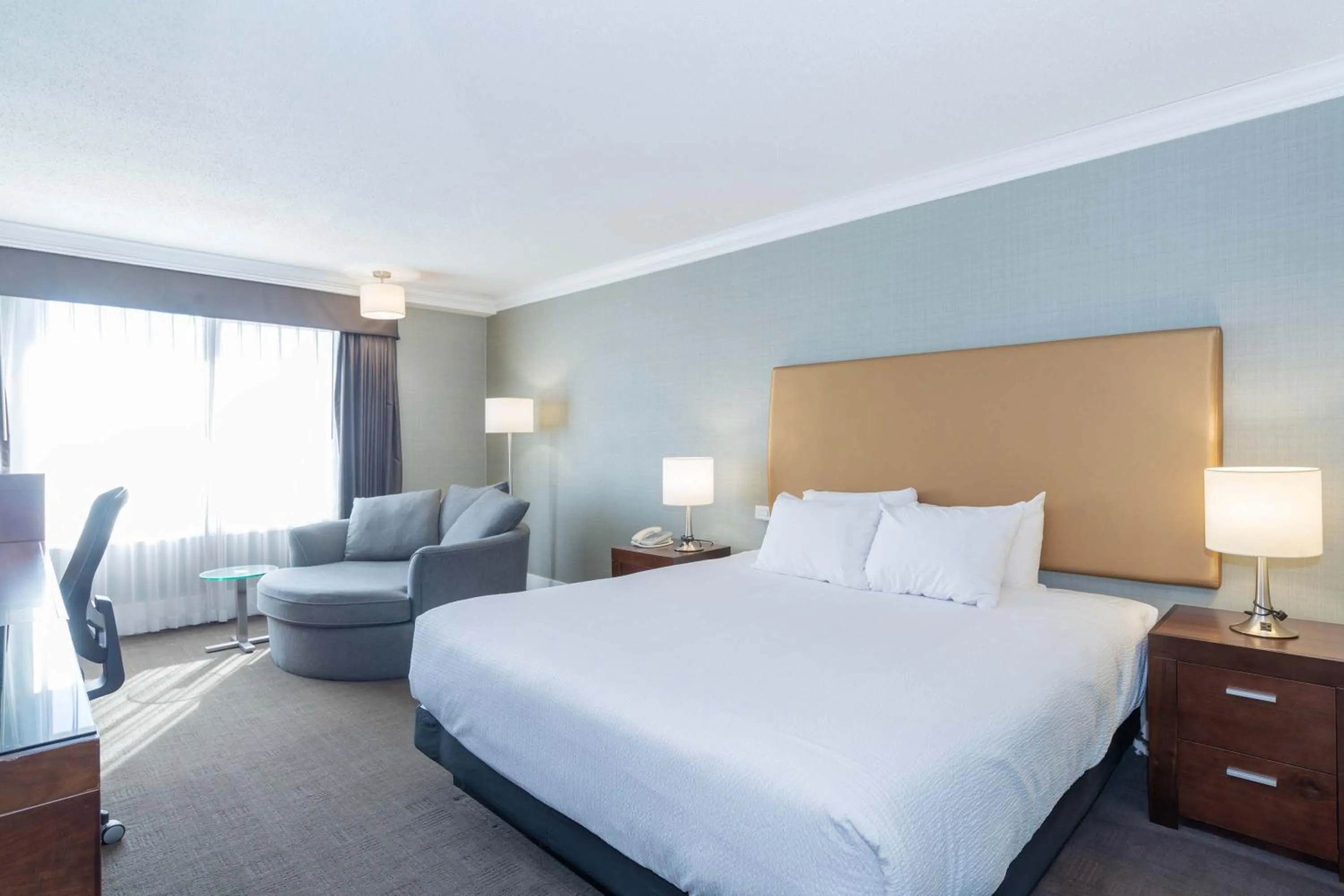 Photo of the whole room, Bed in Sandman Hotel Vernon