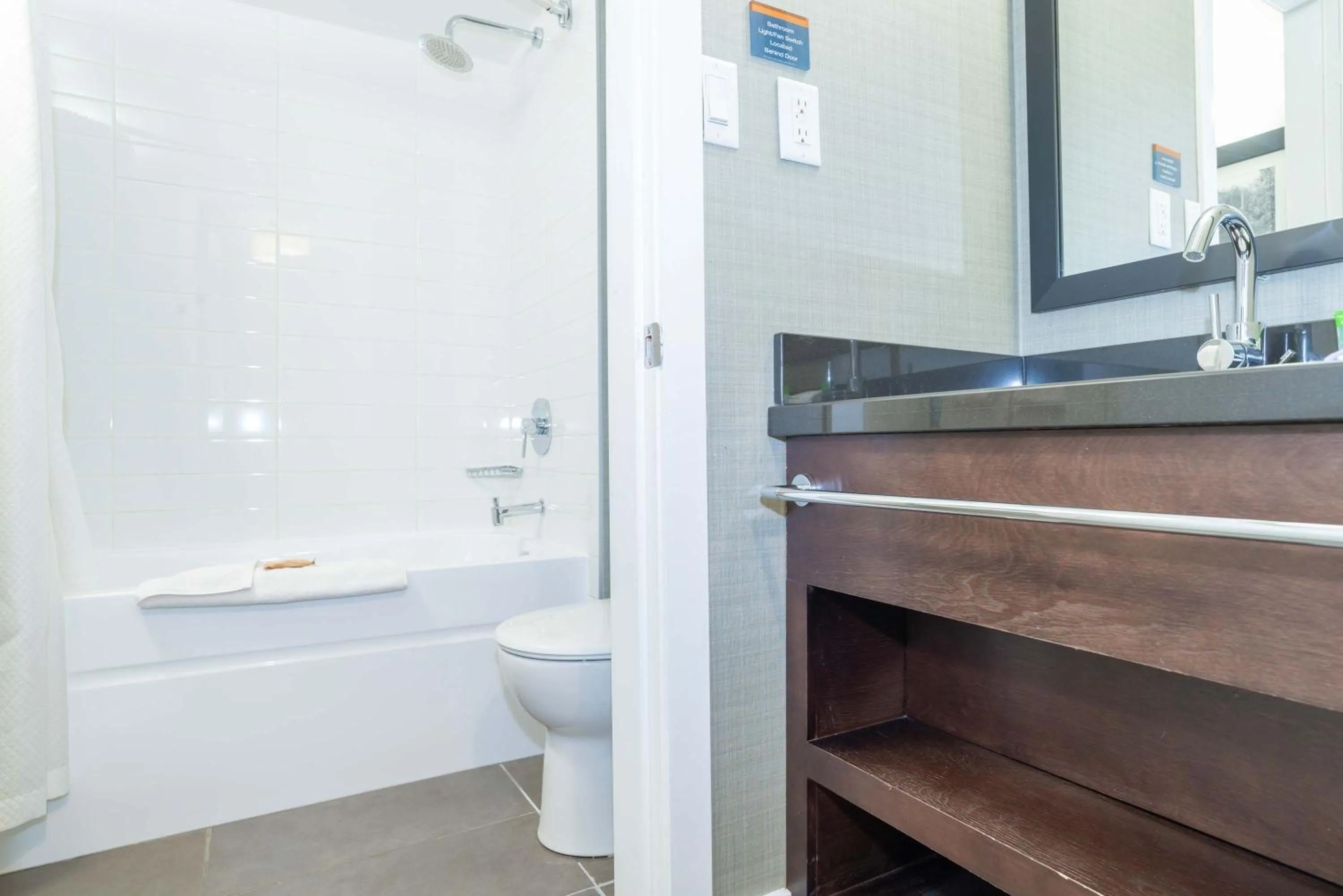 Bathroom in Sandman Hotel Vernon