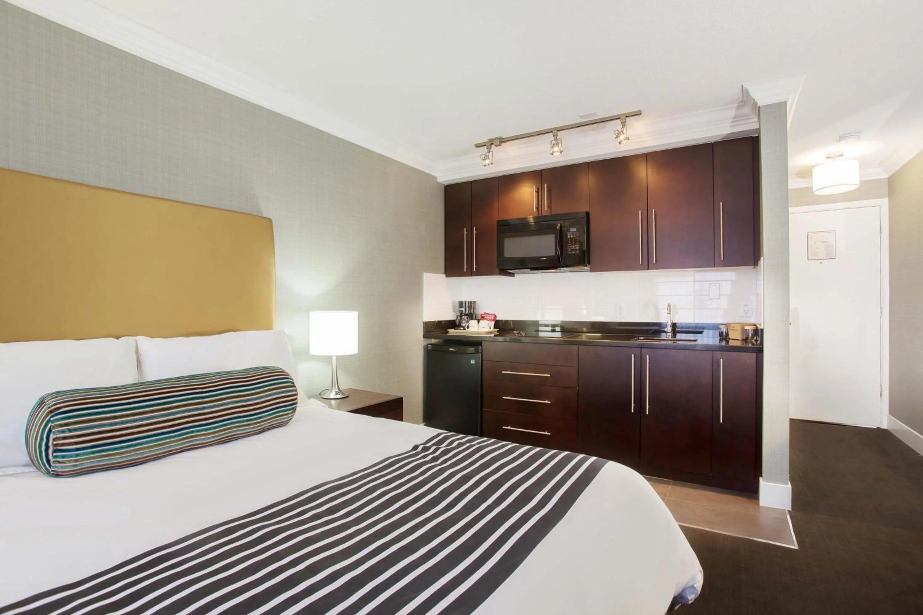 Kitchen or kitchenette, Bed in Sandman Hotel Vernon