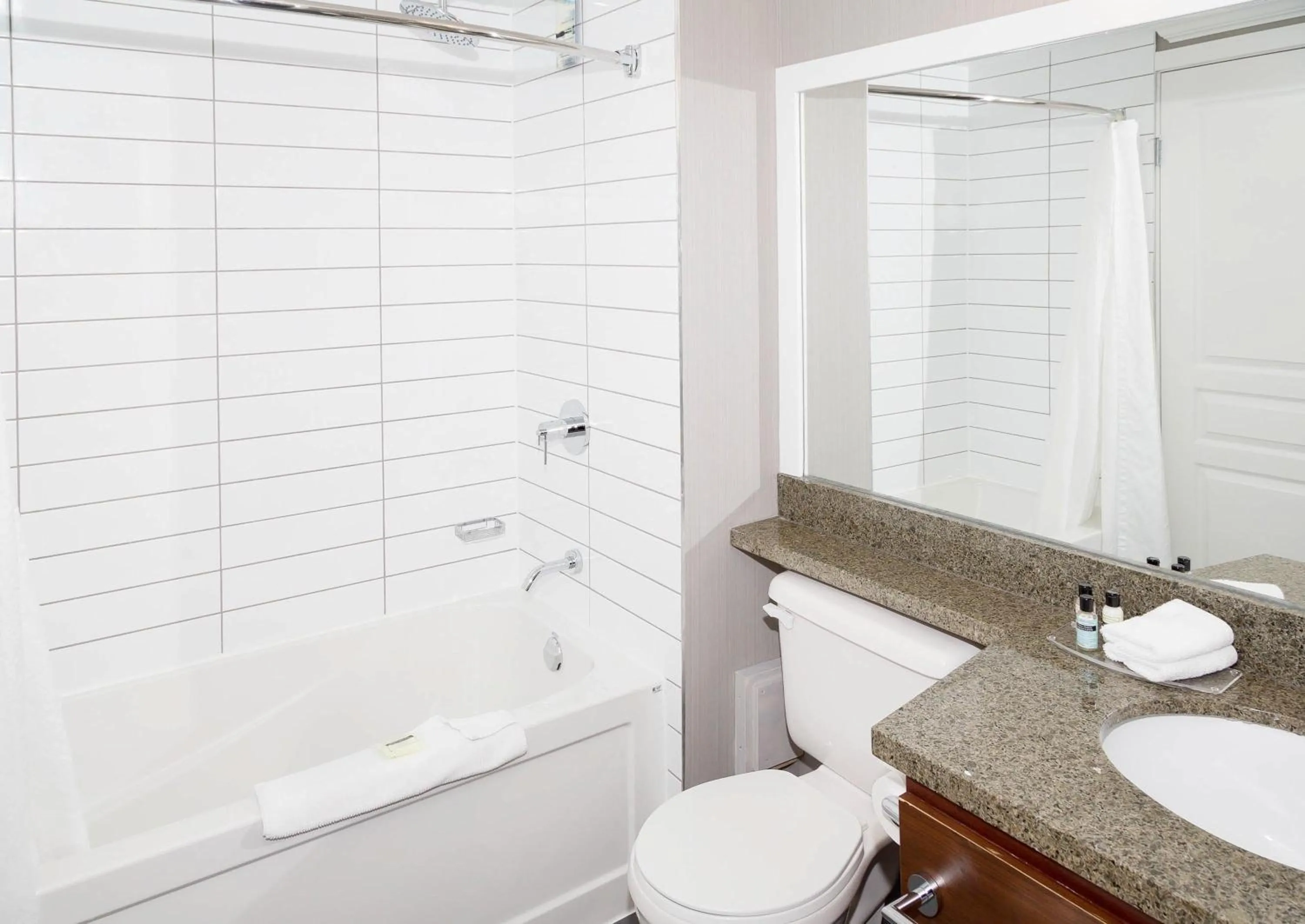 Bathroom in Sandman Hotel Vernon