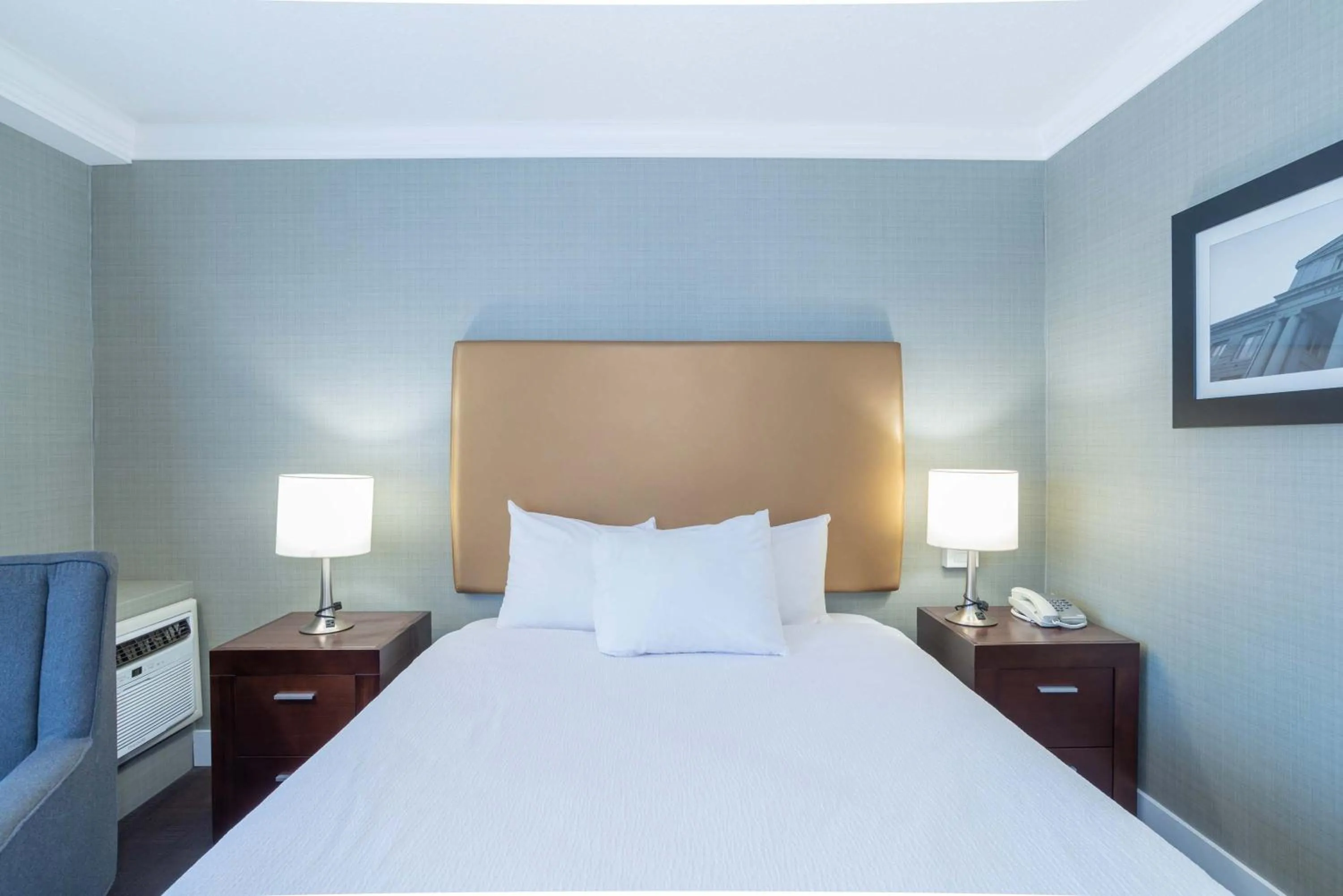 Photo of the whole room, Bed in Sandman Hotel Vernon