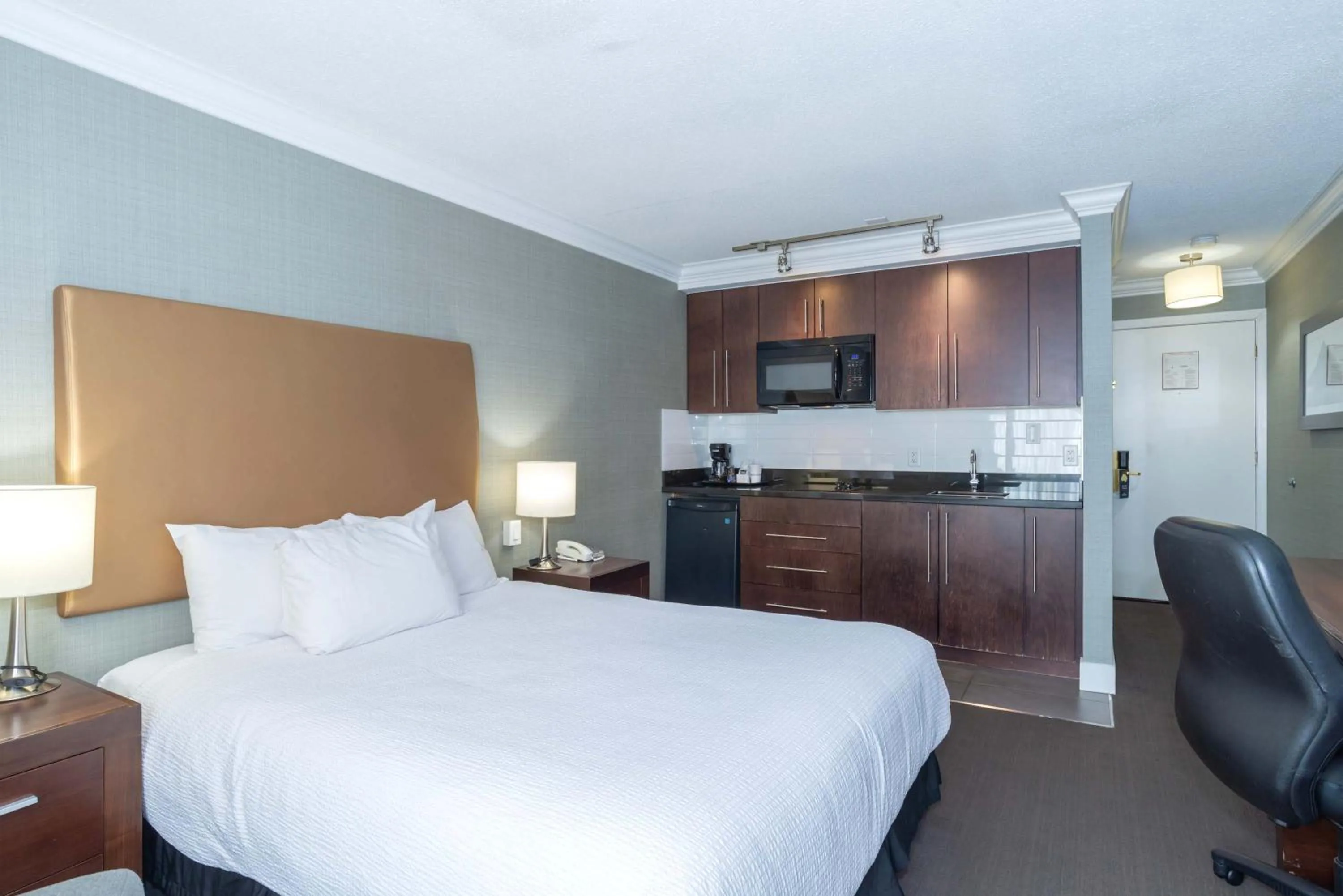 Photo of the whole room, Bed in Sandman Hotel Vernon