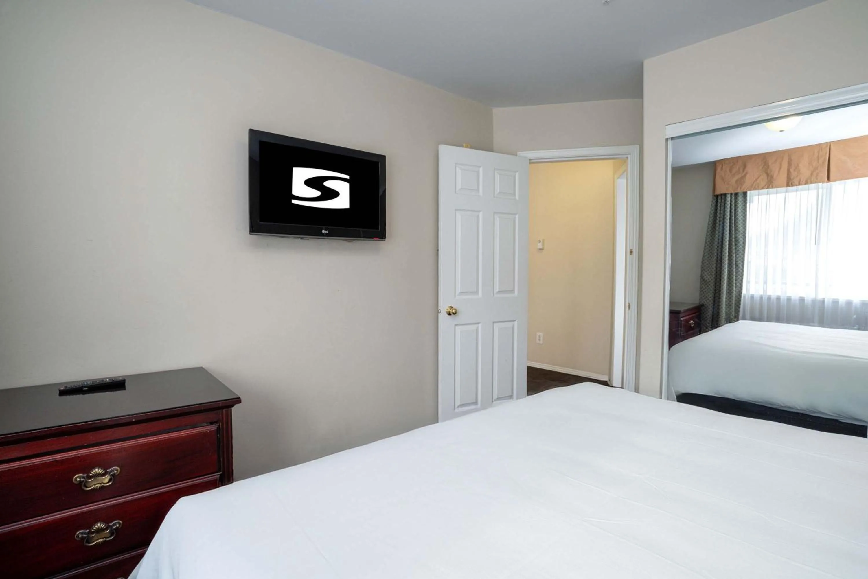 Photo of the whole room, Bed in Sandman Hotel & Suites Williams Lake