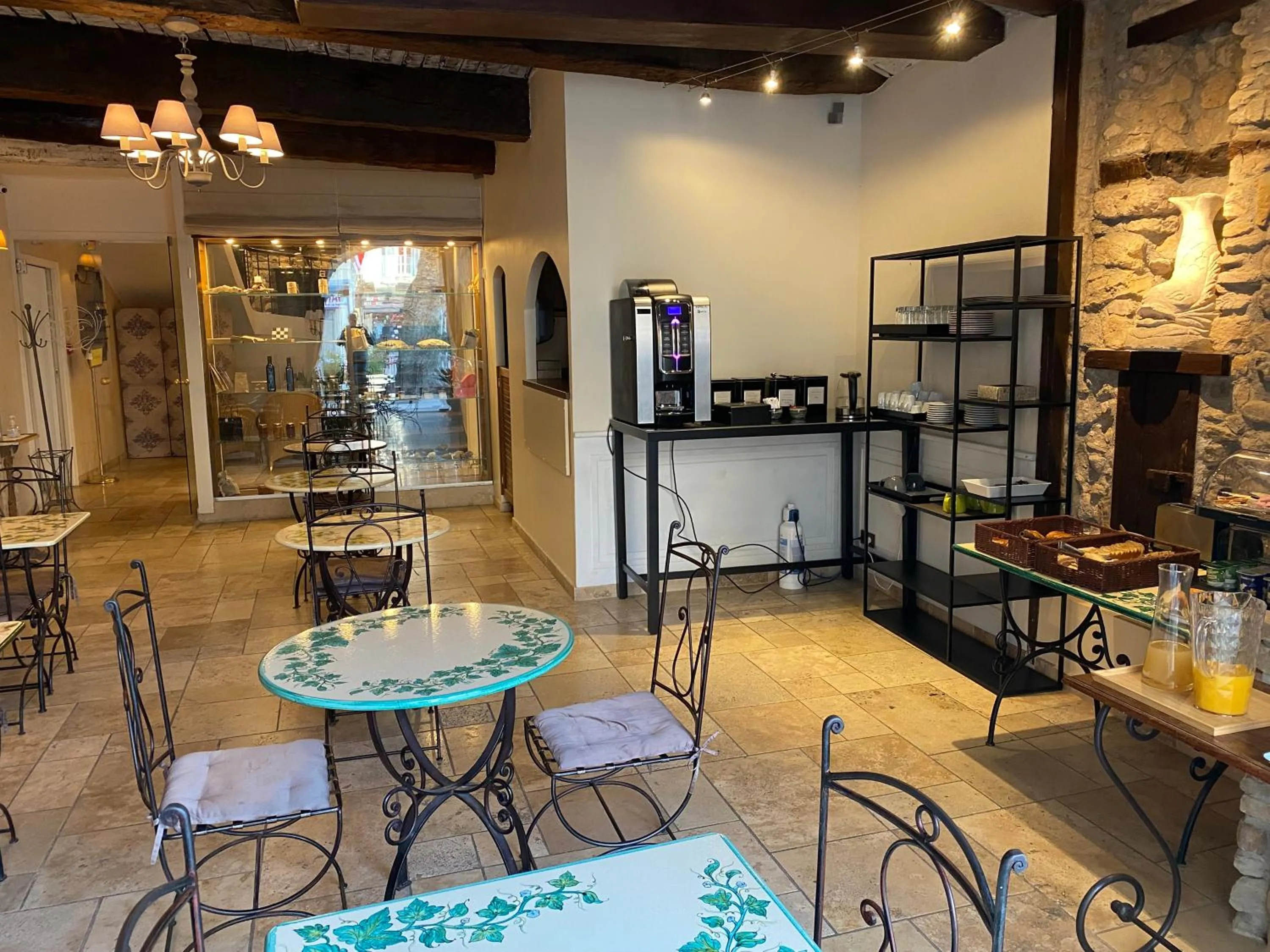 Buffet breakfast in Logis Hôtel la Vallée de l'Arc