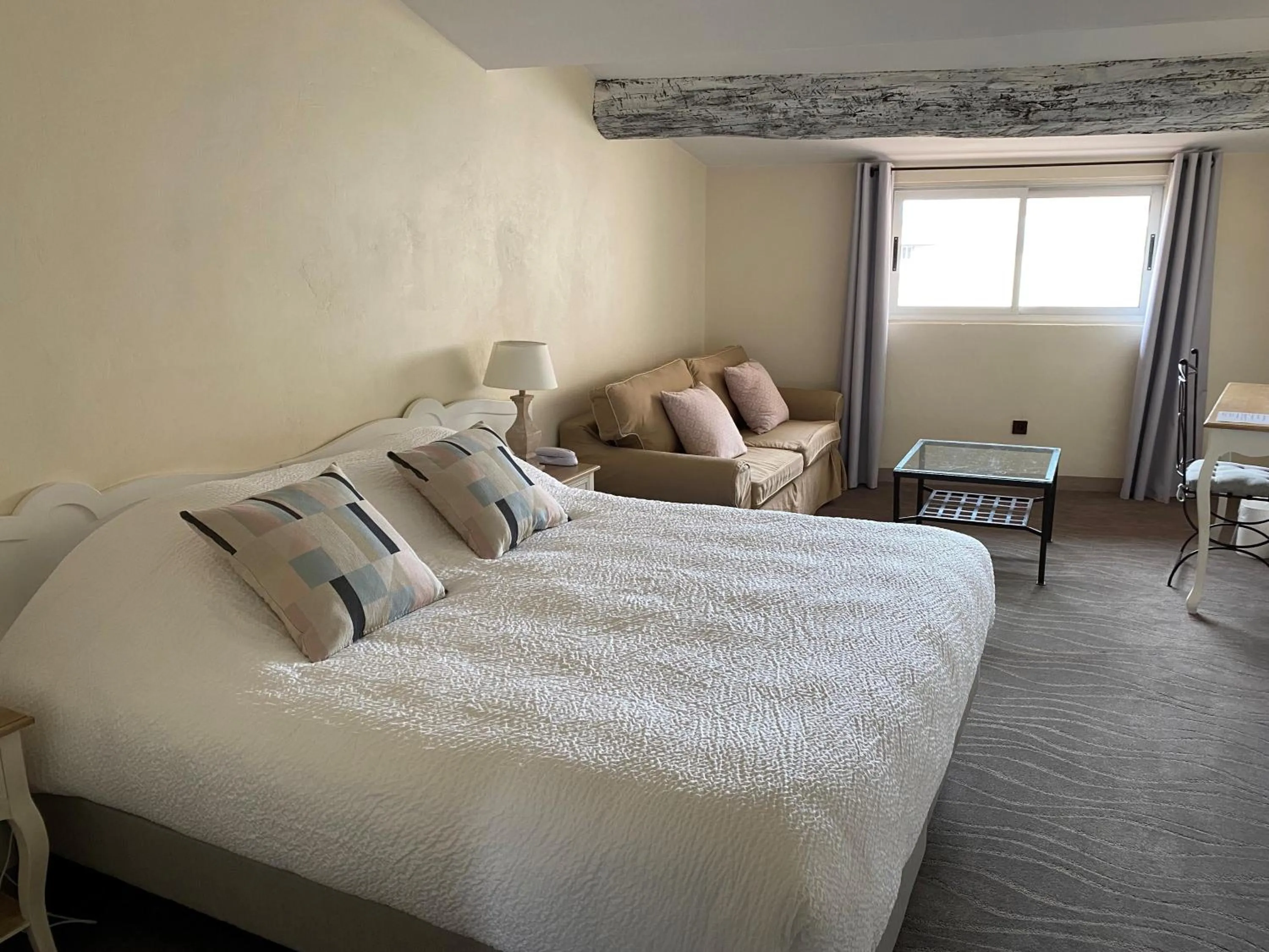 Bed in Logis Hôtel la Vallée de l'Arc