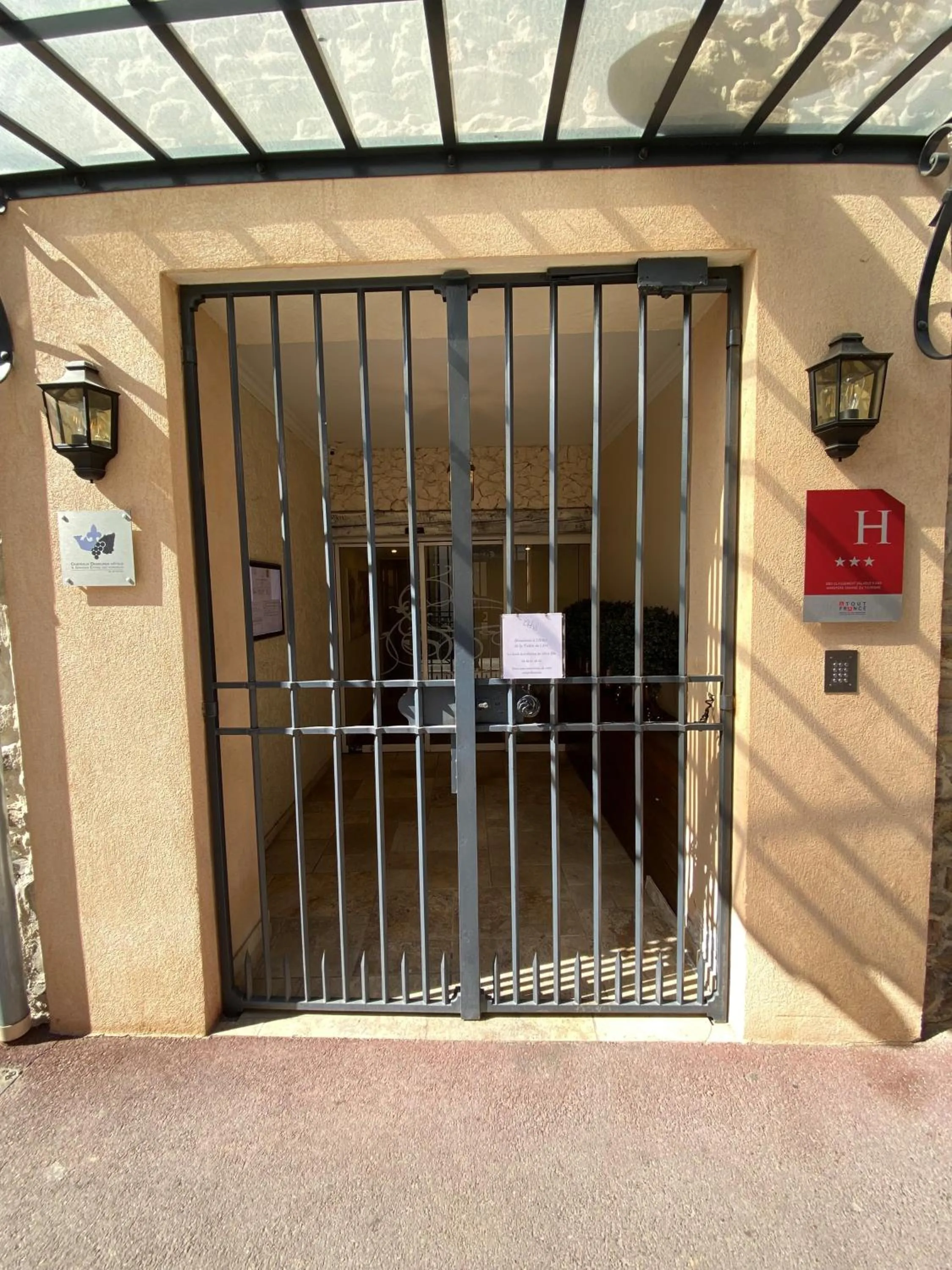 Facade/entrance in Logis Hôtel la Vallée de l'Arc