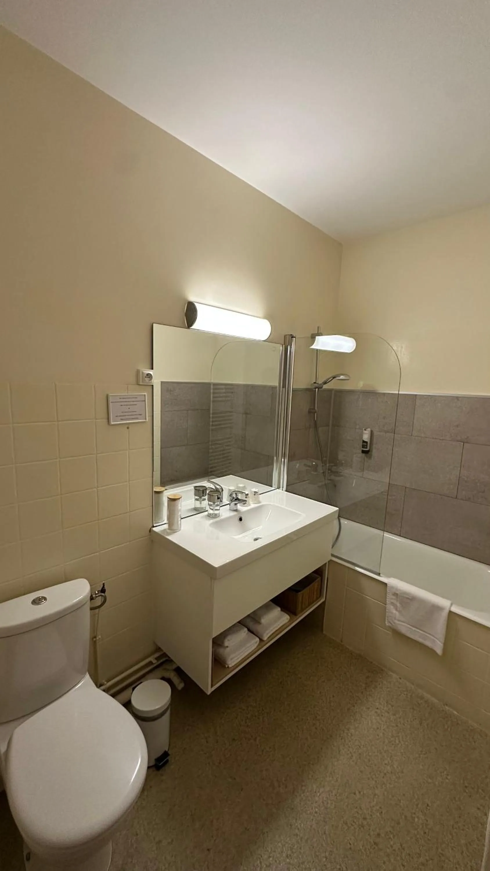 Toilet in Logis Hôtel la Vallée de l'Arc