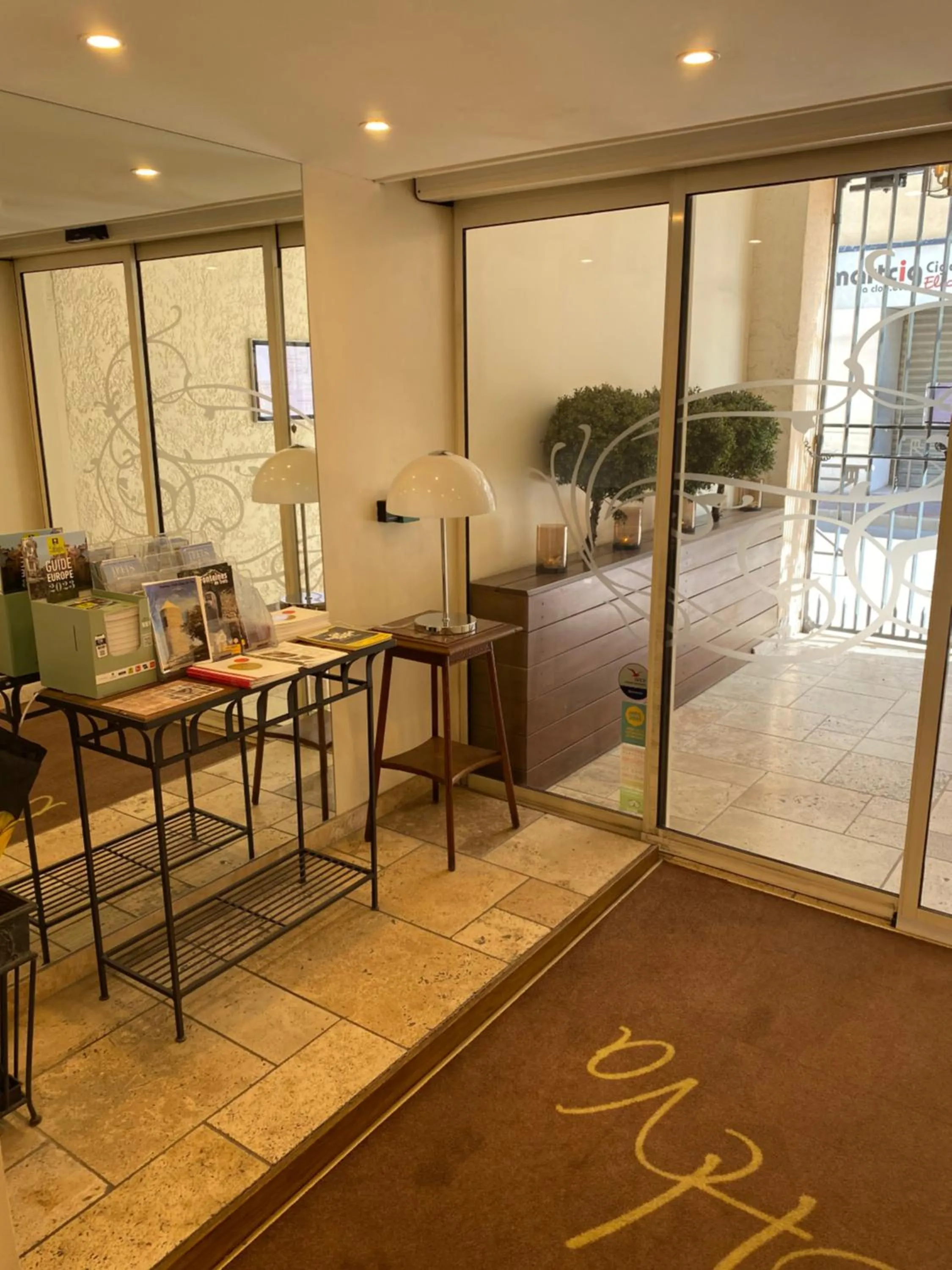 Facade/entrance in Logis Hôtel la Vallée de l'Arc