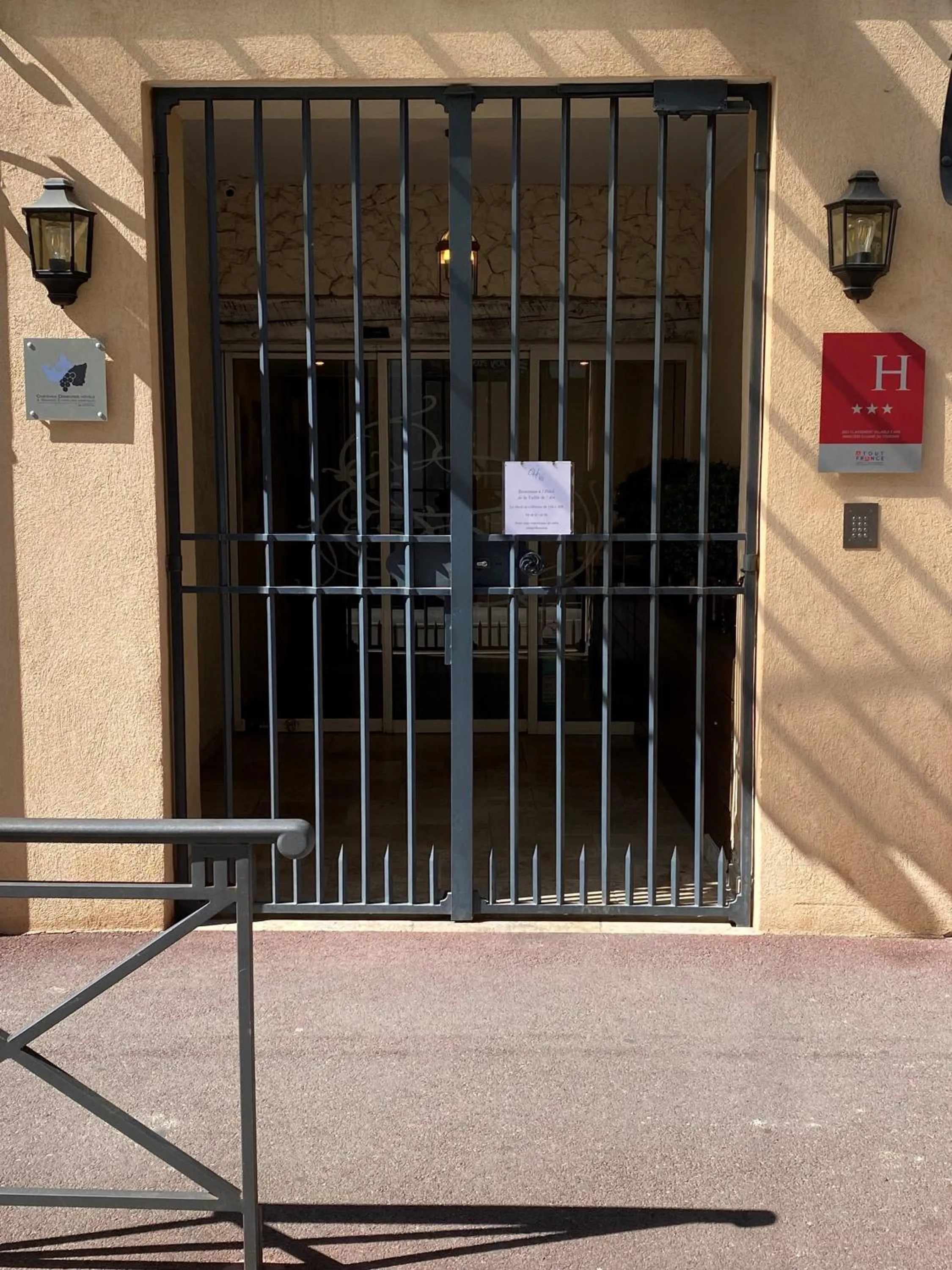 Facade/entrance in Logis Hôtel la Vallée de l'Arc
