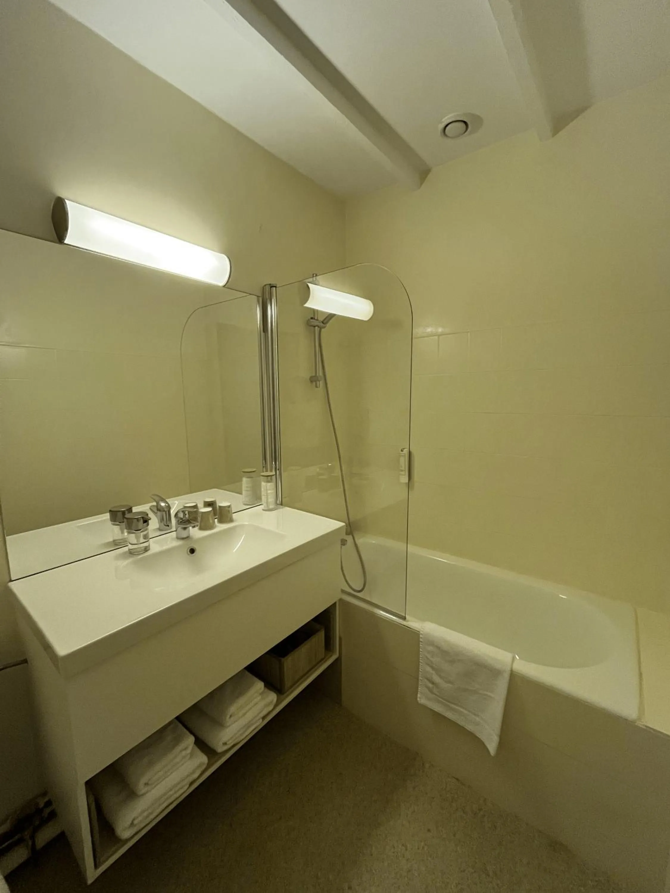 Bathroom in Logis Hôtel la Vallée de l'Arc