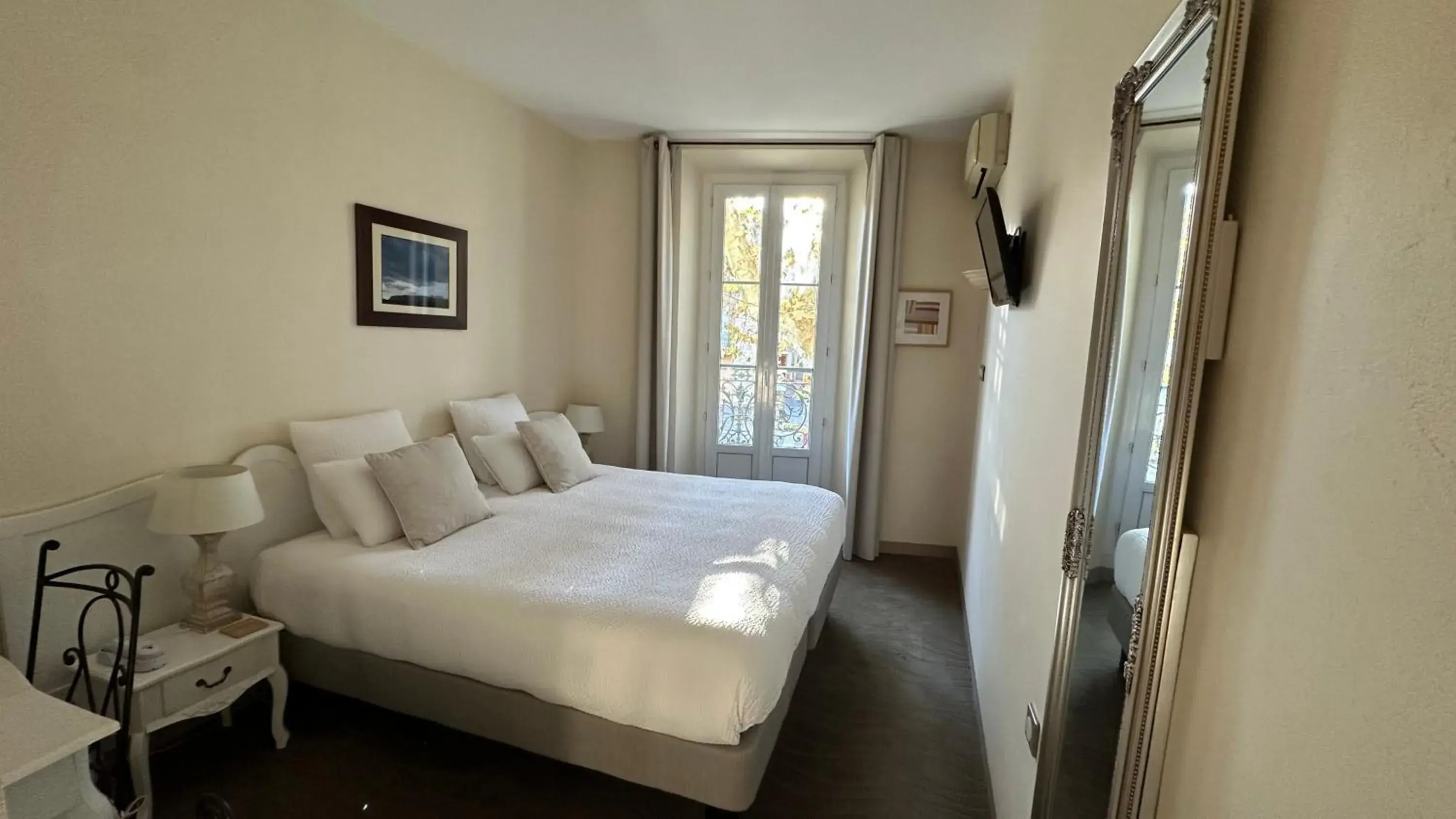 Double or Twin Room with Private Bathroom in Logis Hôtel la Vallée de l'Arc Double or Twin Room with Private Bathroom in Logis Hôtel la Vallée de l'Arc