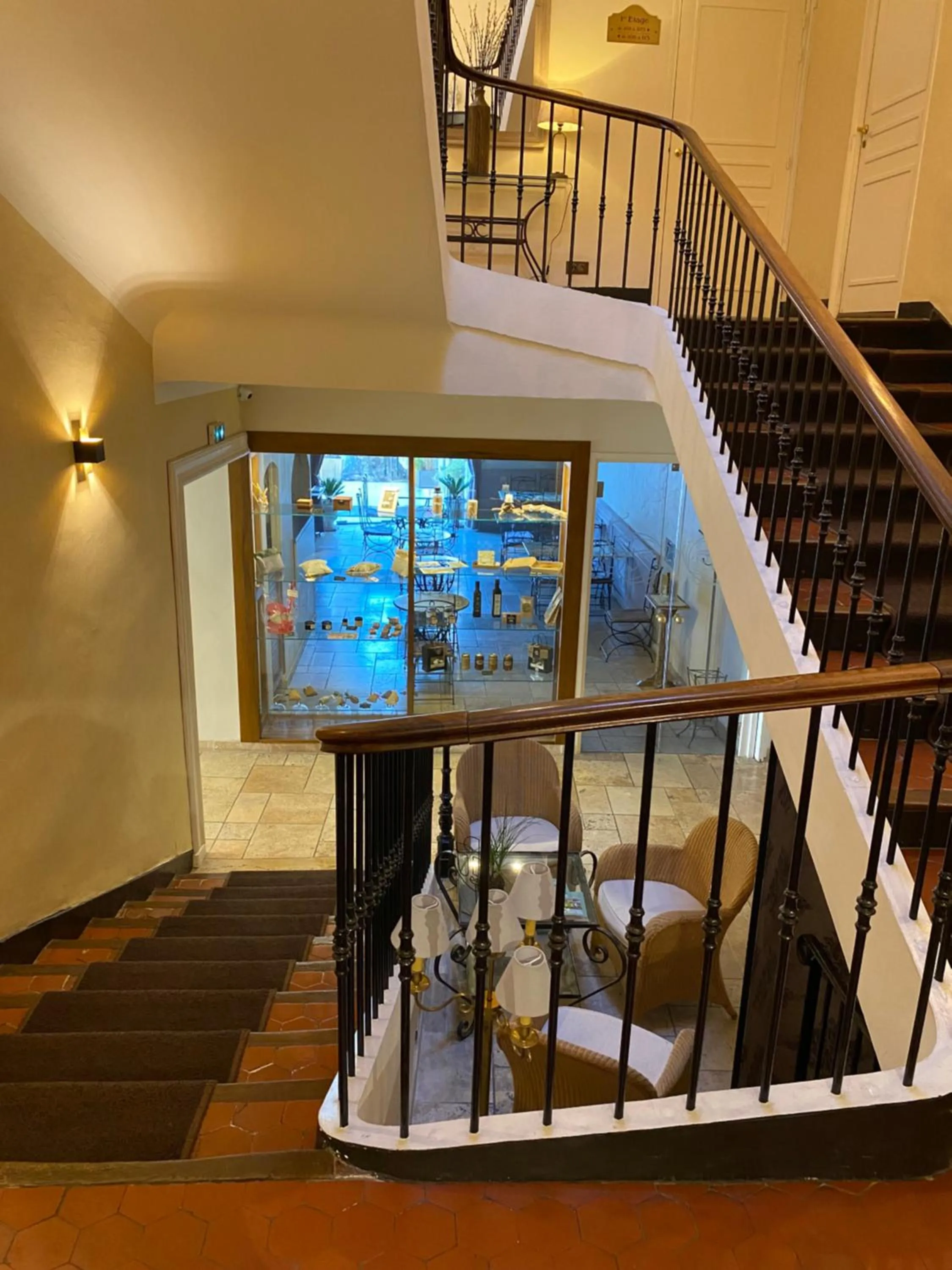 Facade/entrance in Logis Hôtel la Vallée de l'Arc