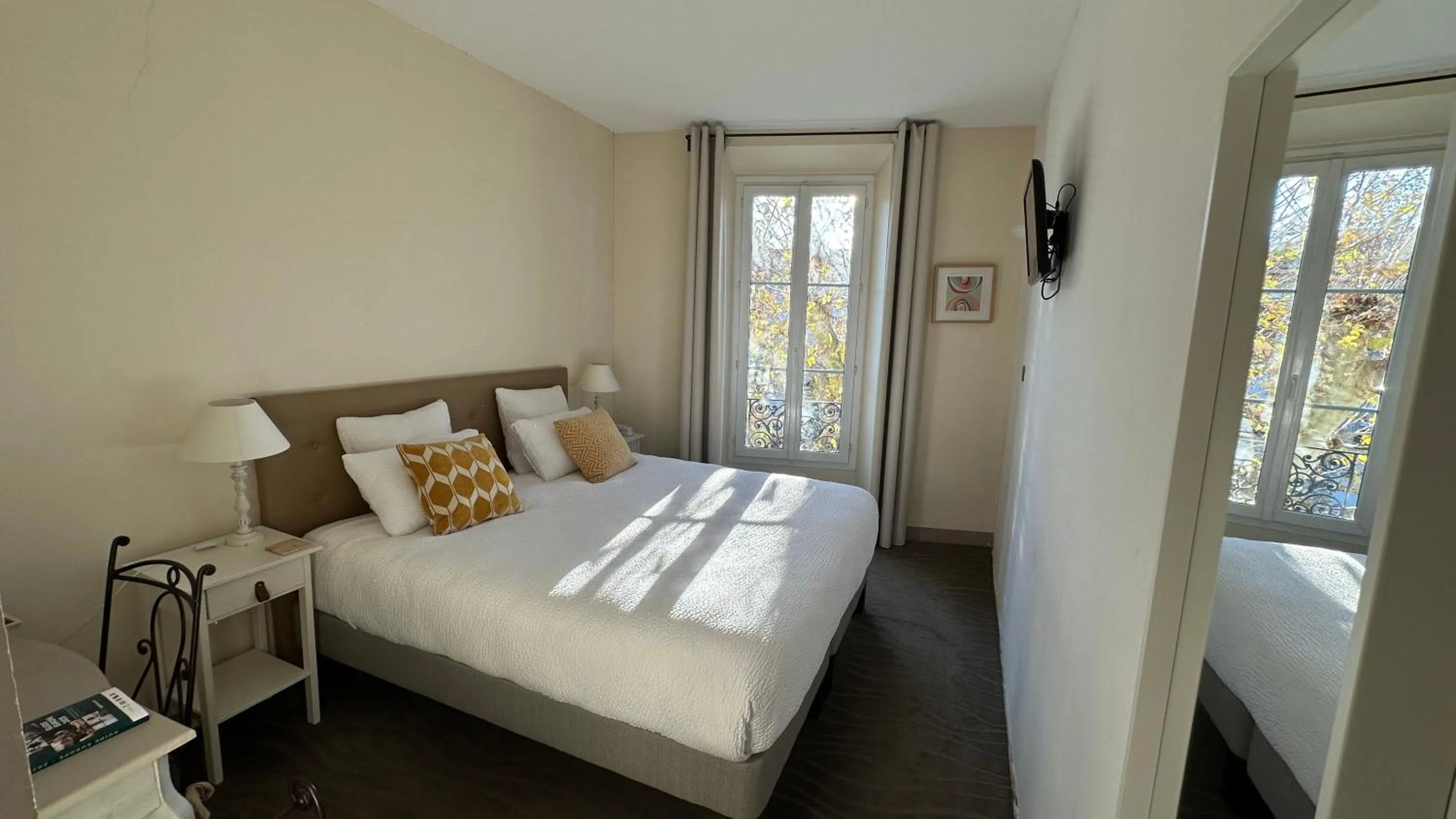 Bed in Logis Hôtel la Vallée de l'Arc