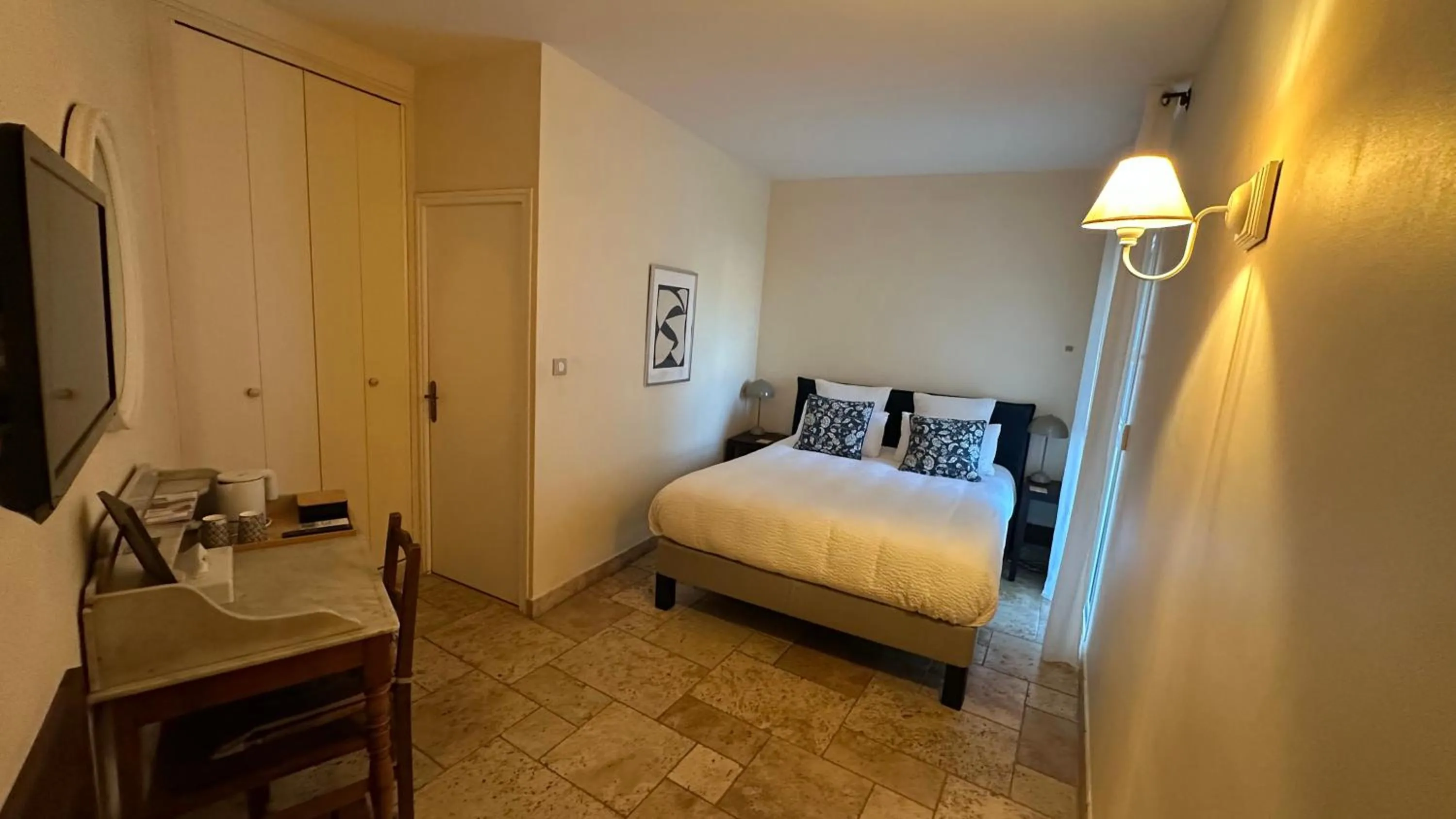 Bed in Logis Hôtel la Vallée de l'Arc