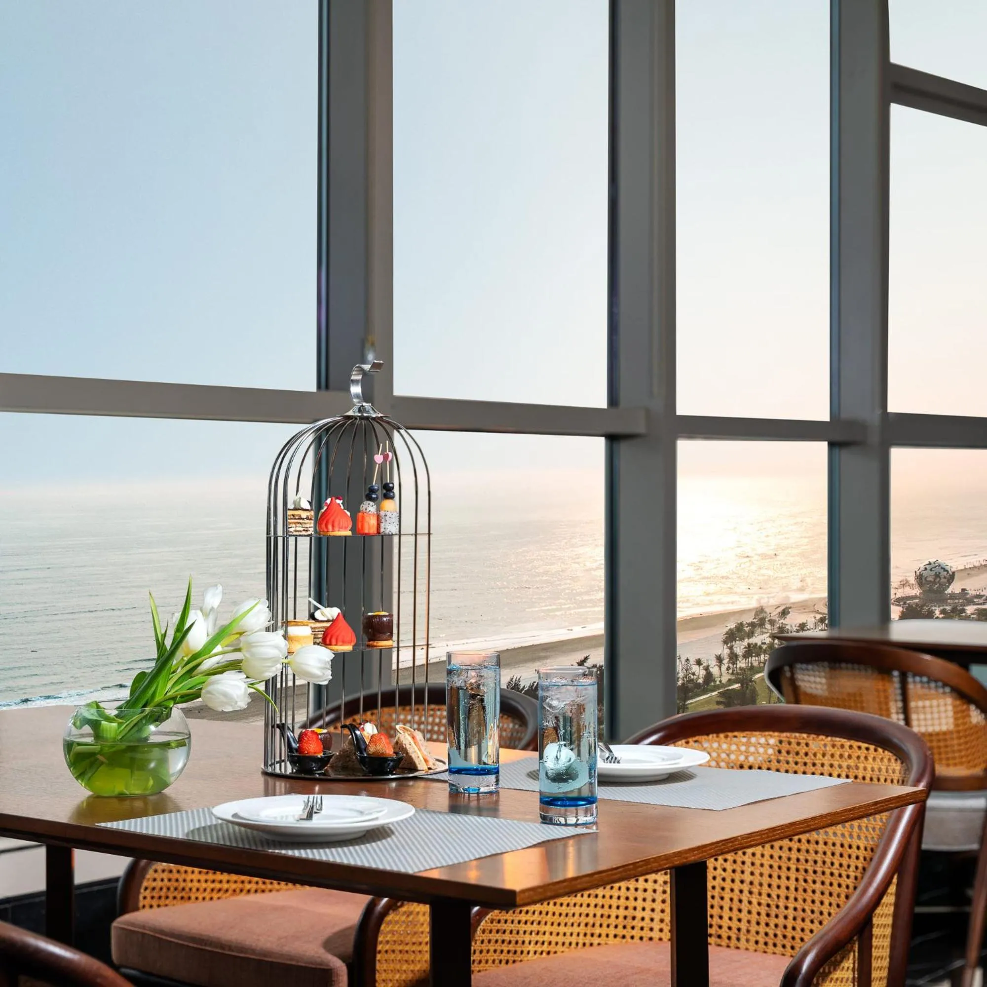 Restaurant/places to eat in Crowne Plaza Beihai Silver Beach by IHG