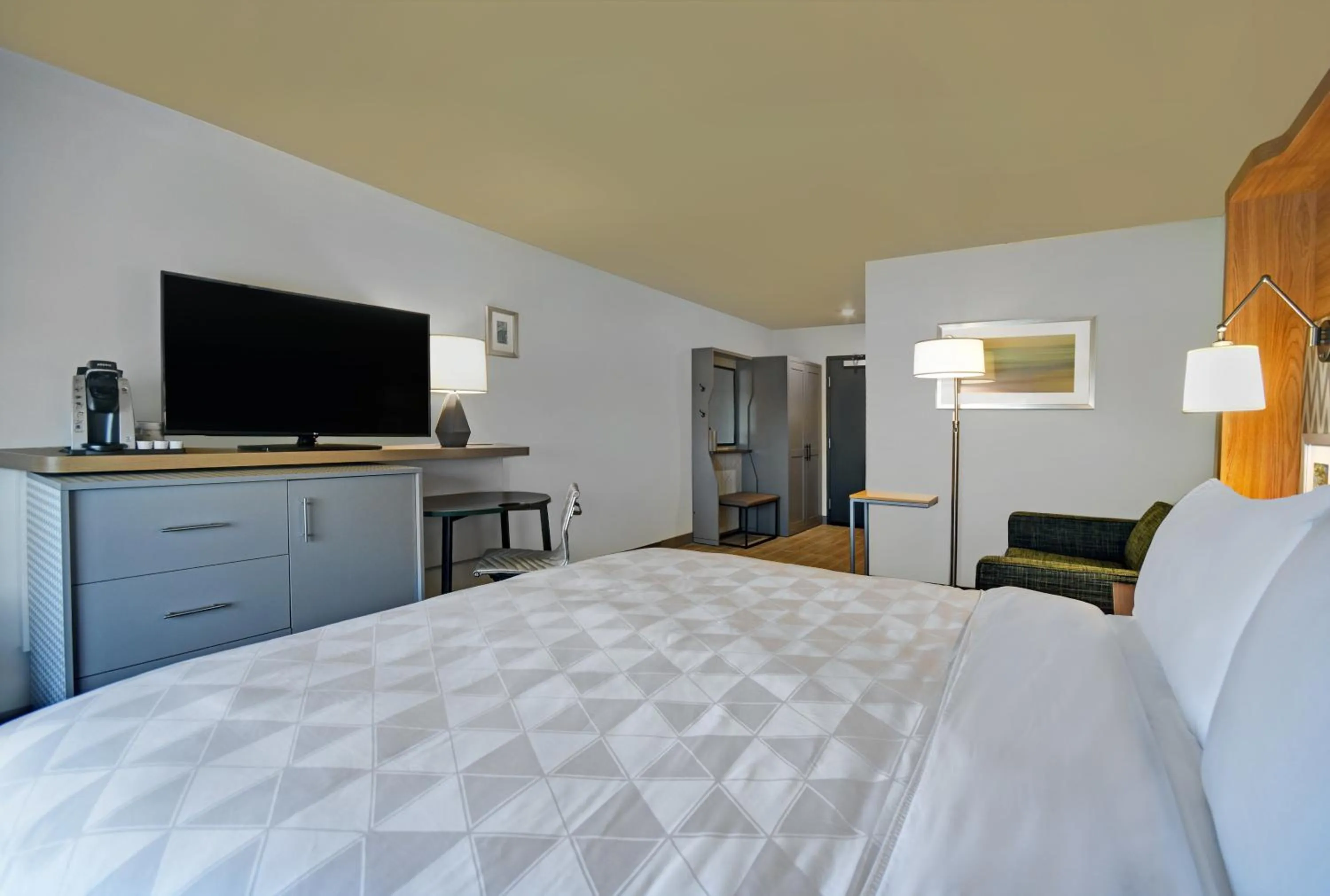 Photo of the whole room, Bed in Holiday Inn Grand Rapids North - Walker by IHG
