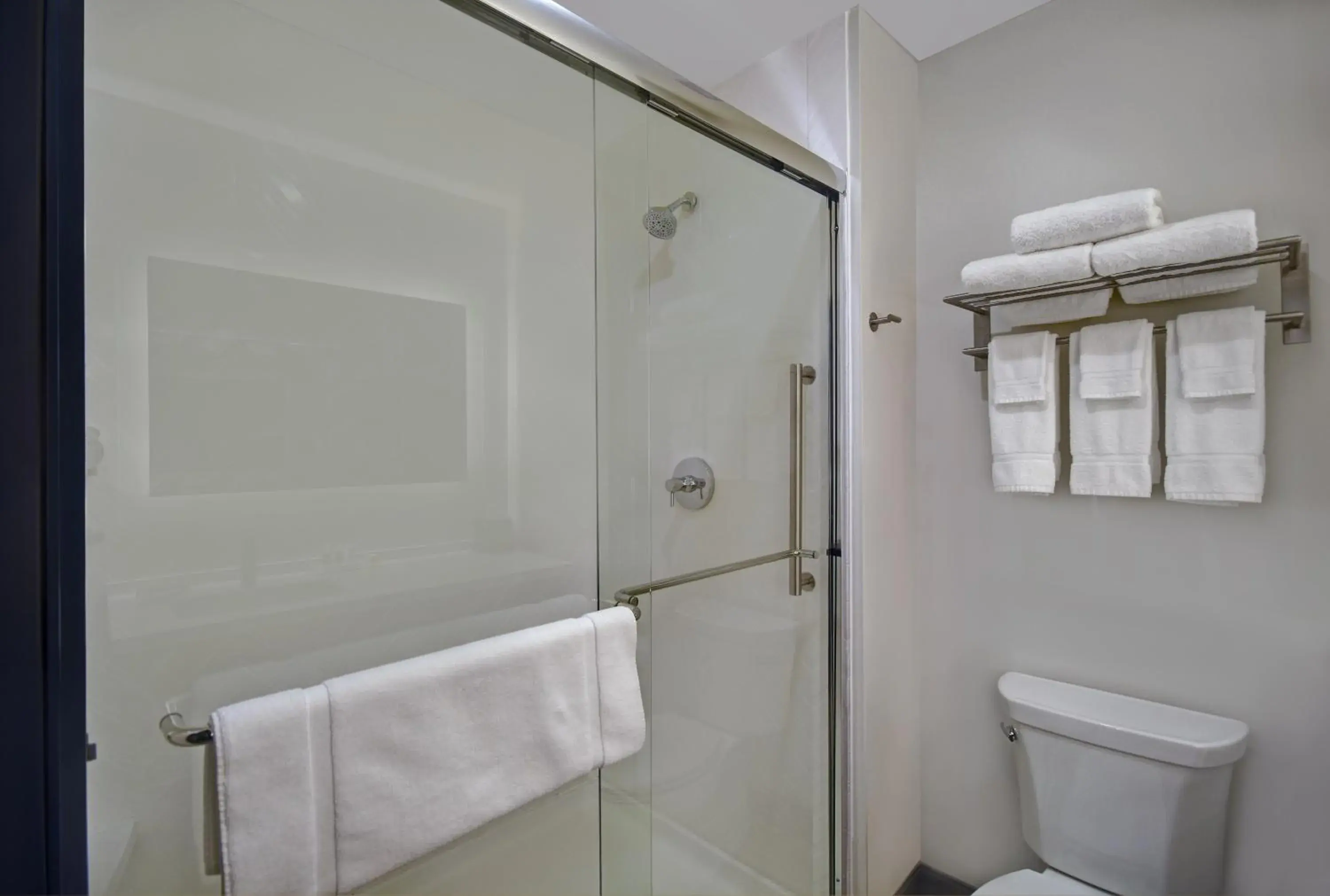 Standard King Room in Holiday Inn Grand Rapids North - Walker by IHG Standard King Room in Holiday Inn Grand Rapids North - Walker by IHG