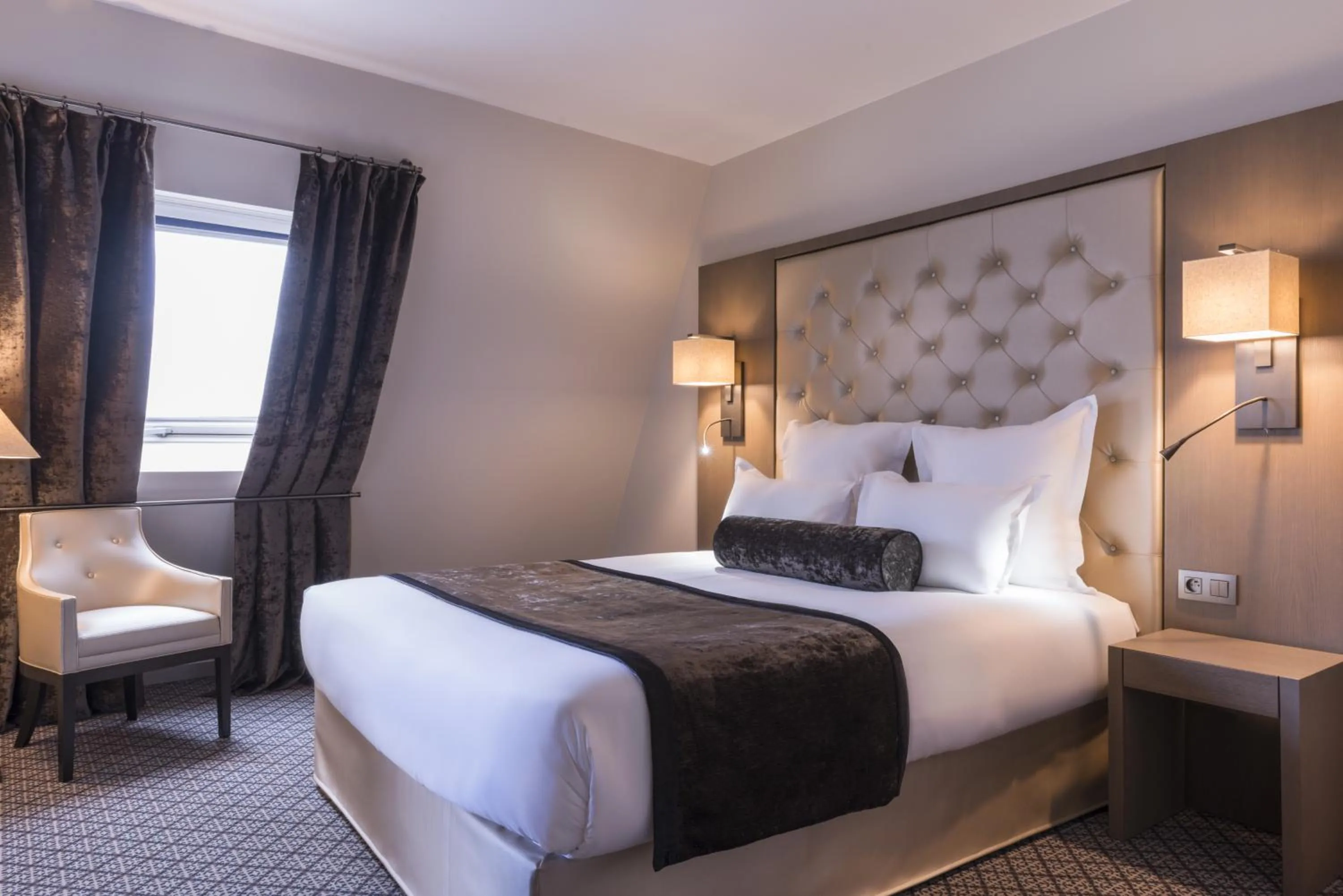 Photo of the whole room, Bed in La Villa des Ternes