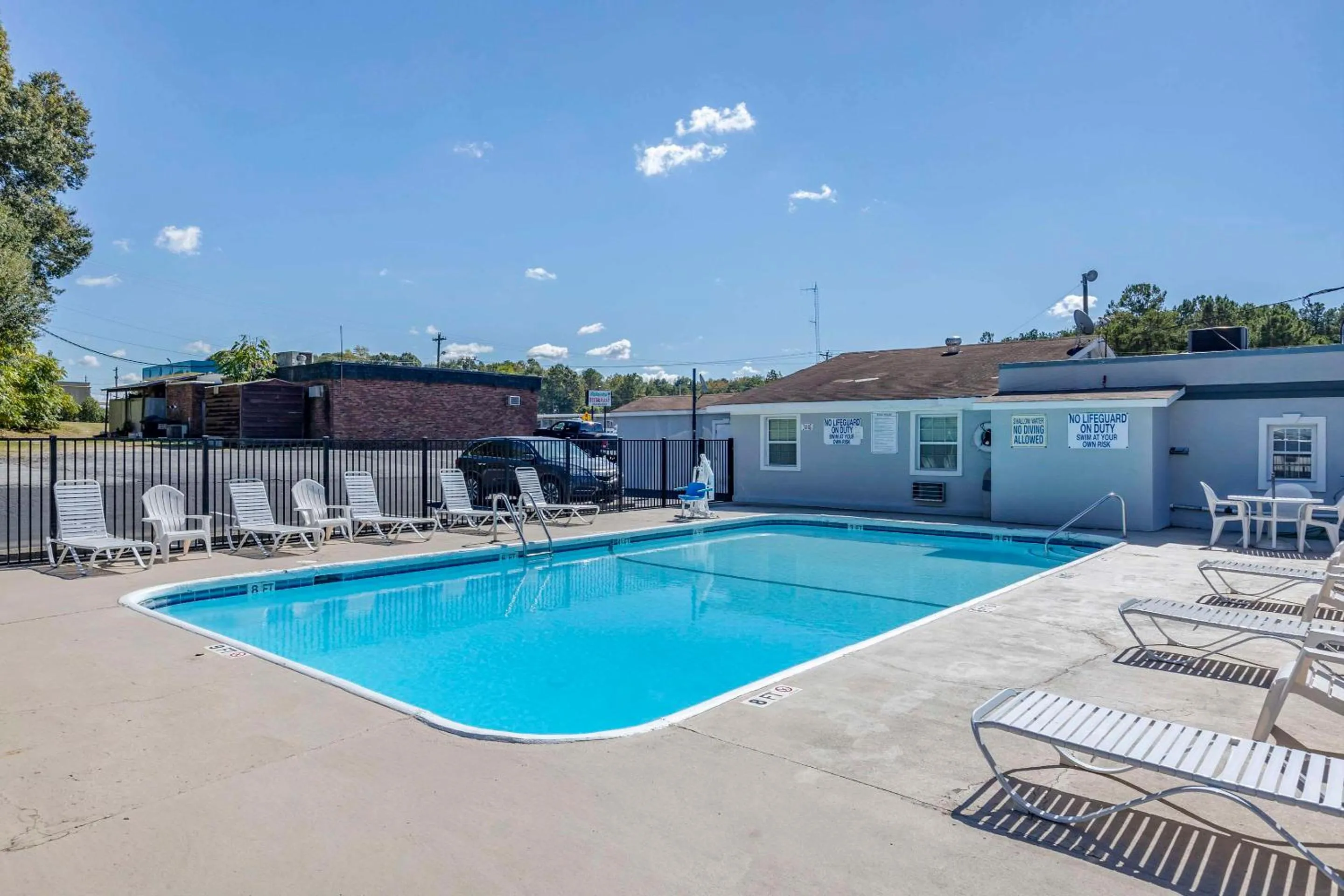 Swimming pool in Rodeway Inn Union