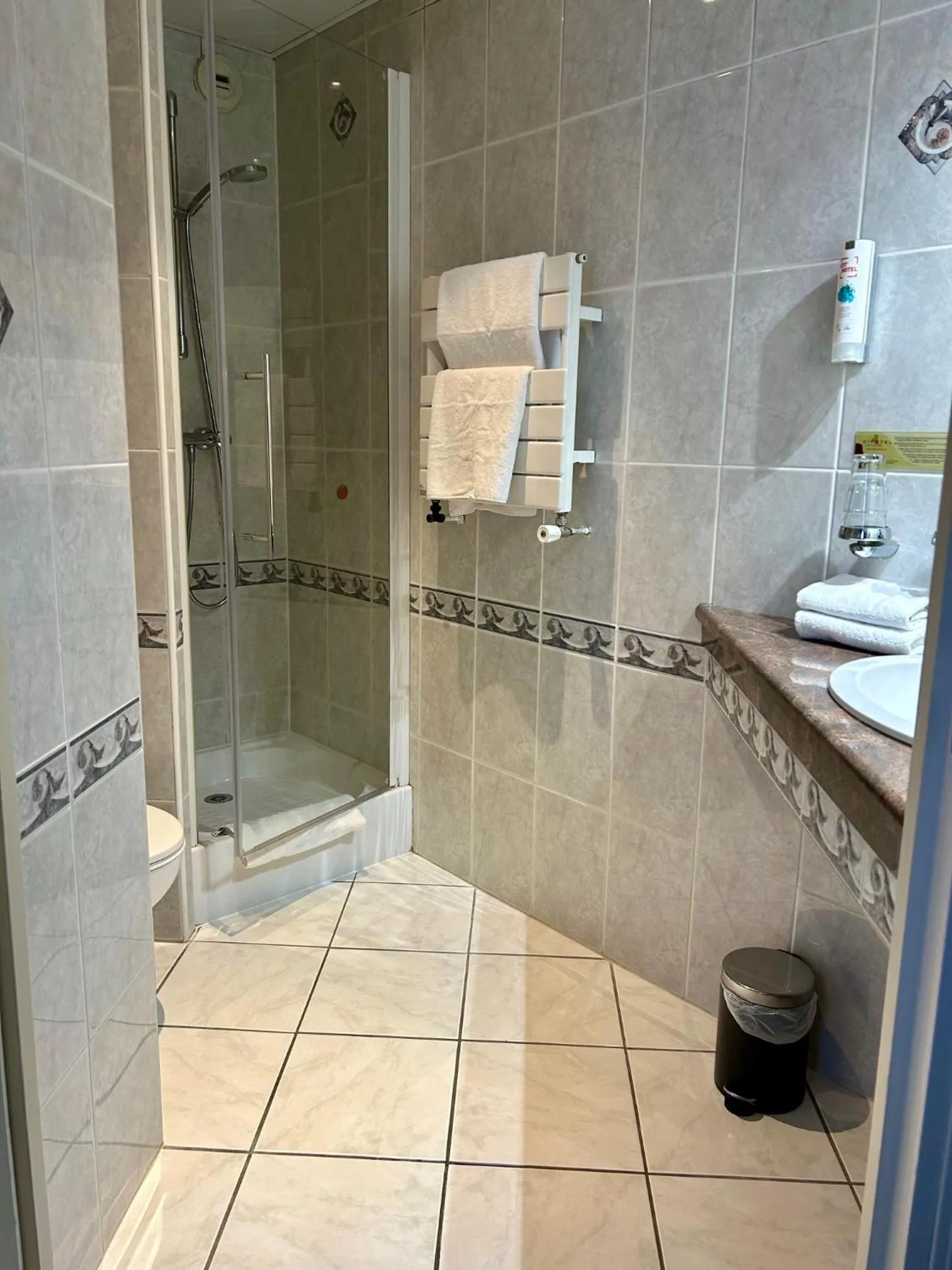 Bathroom in Cit'Hotel le Challonge