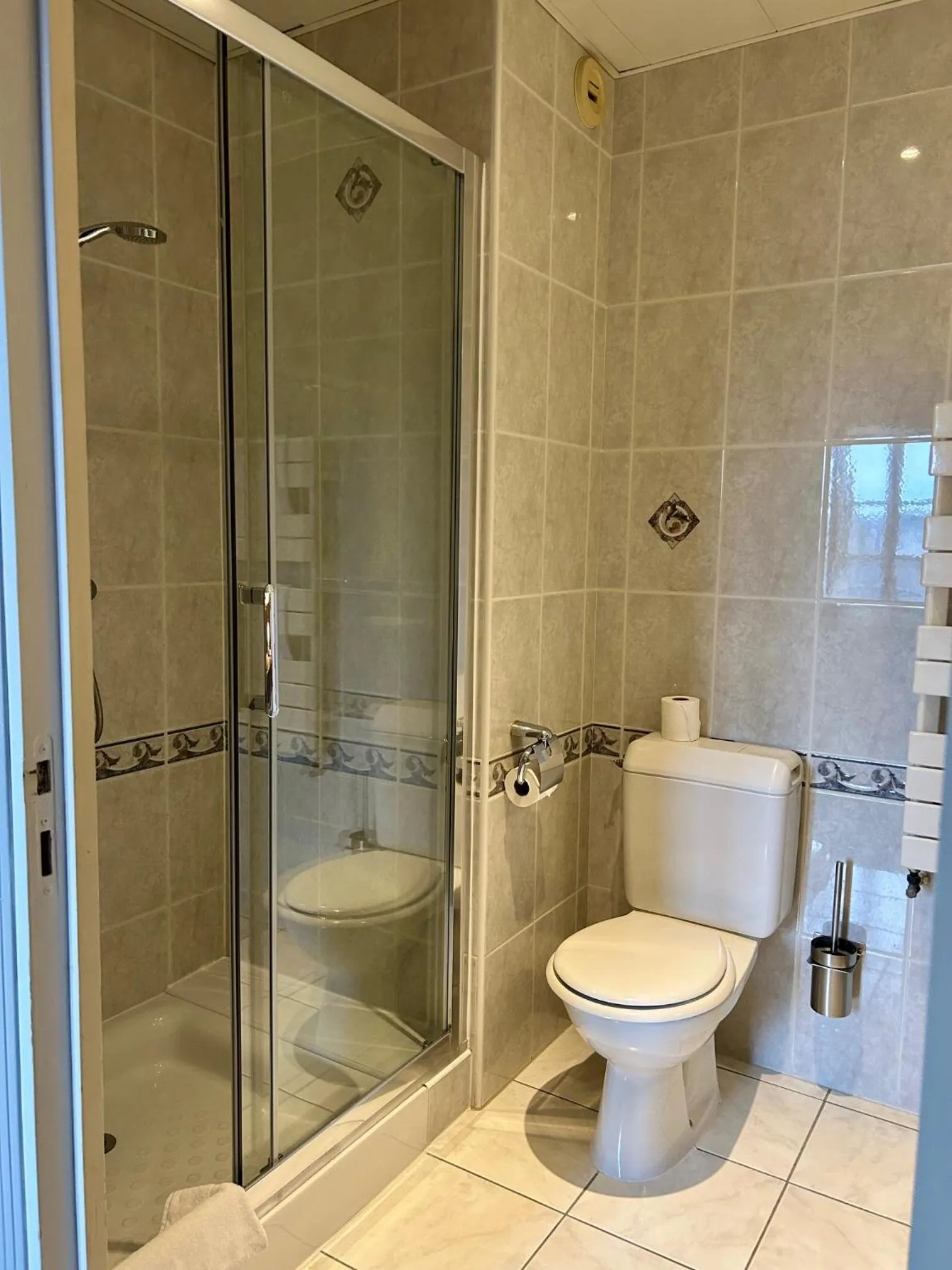 Shower in Cit'Hotel le Challonge