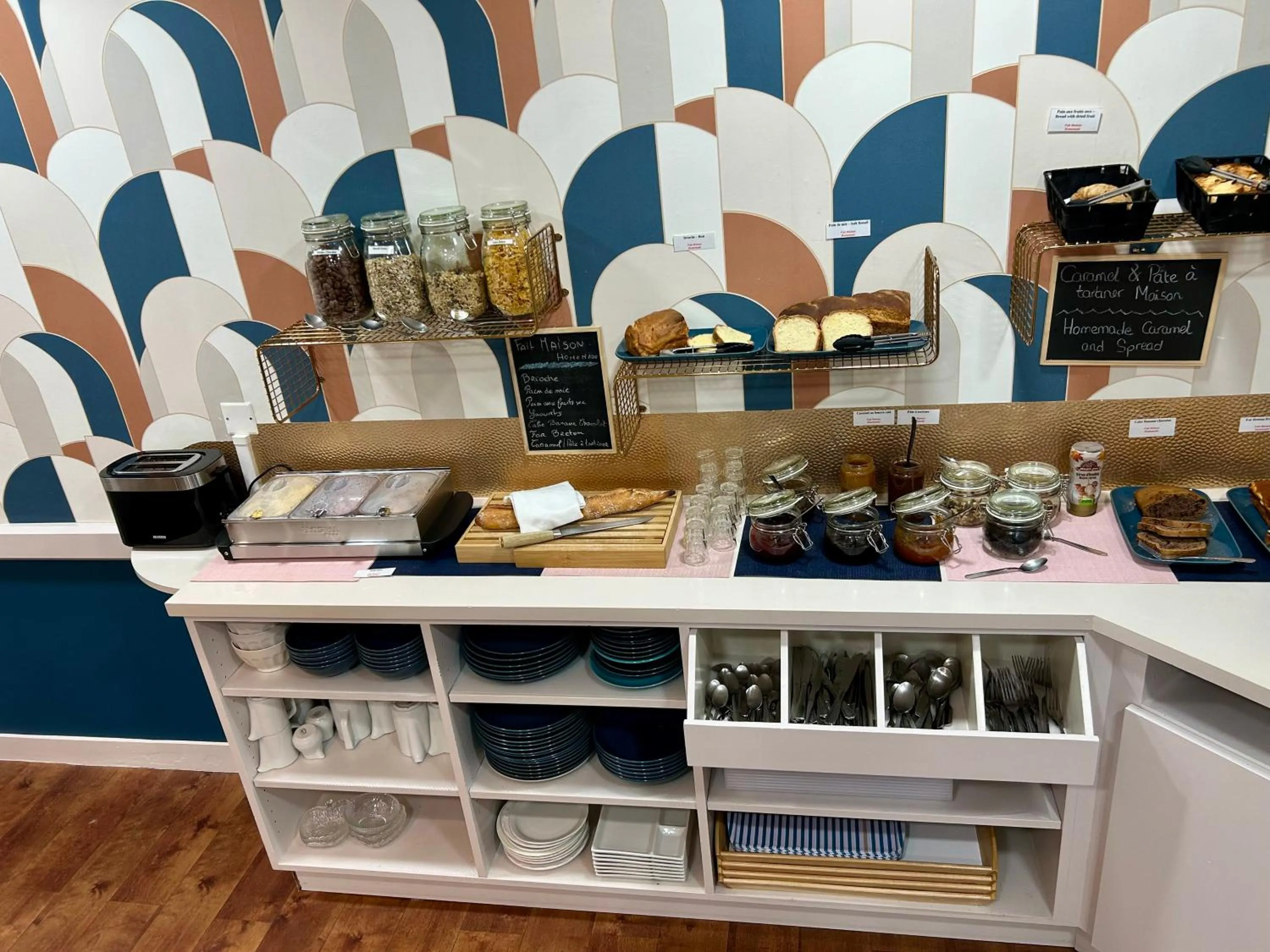 Food and drinks in Cit'Hotel le Challonge