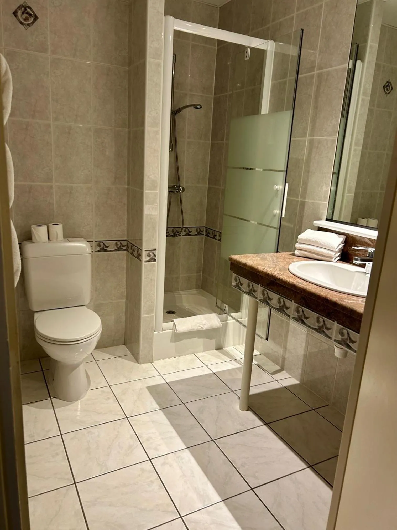 Bathroom in Cit'Hotel le Challonge