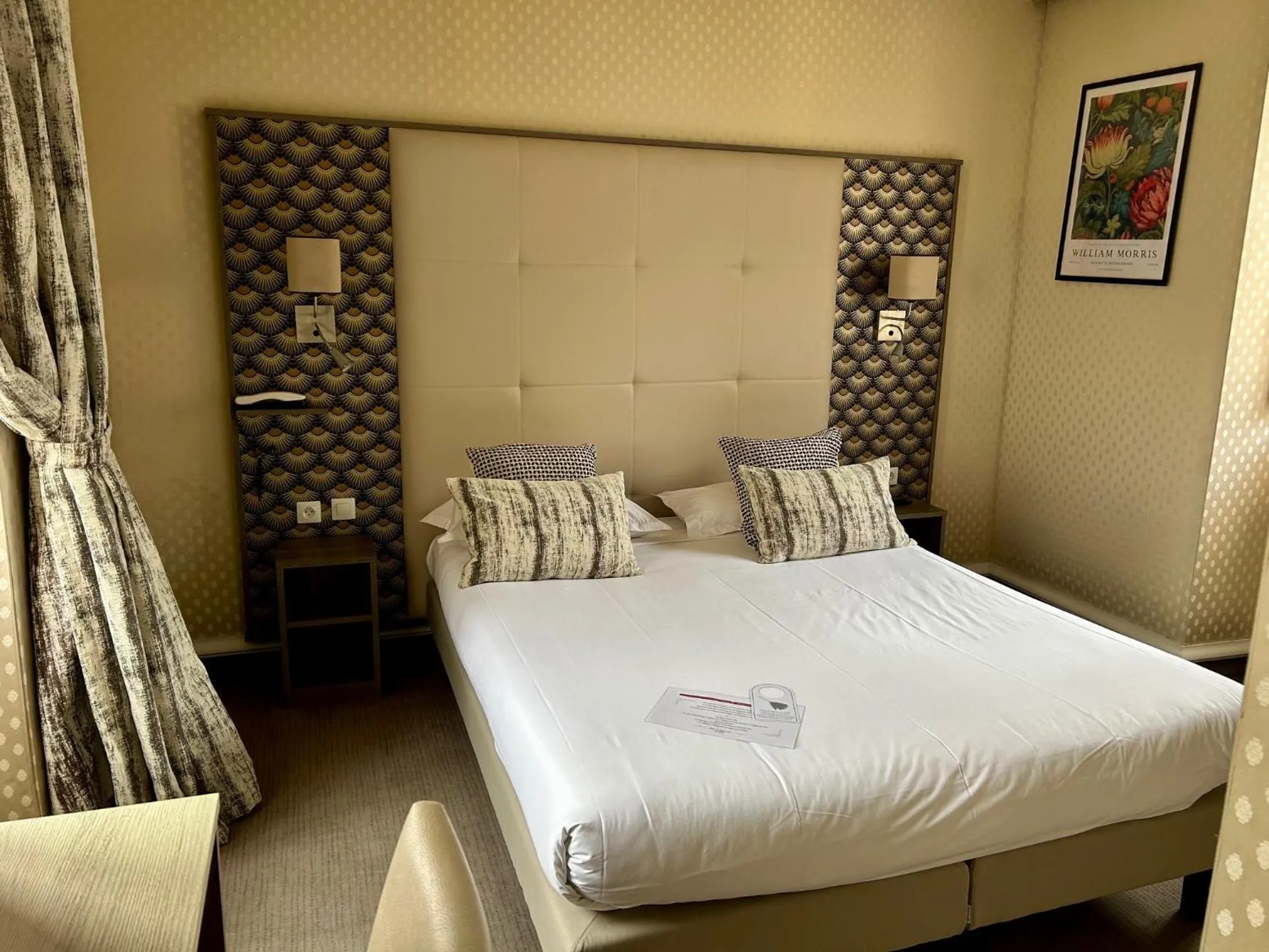 Bedroom, Bed in Cit'Hotel le Challonge